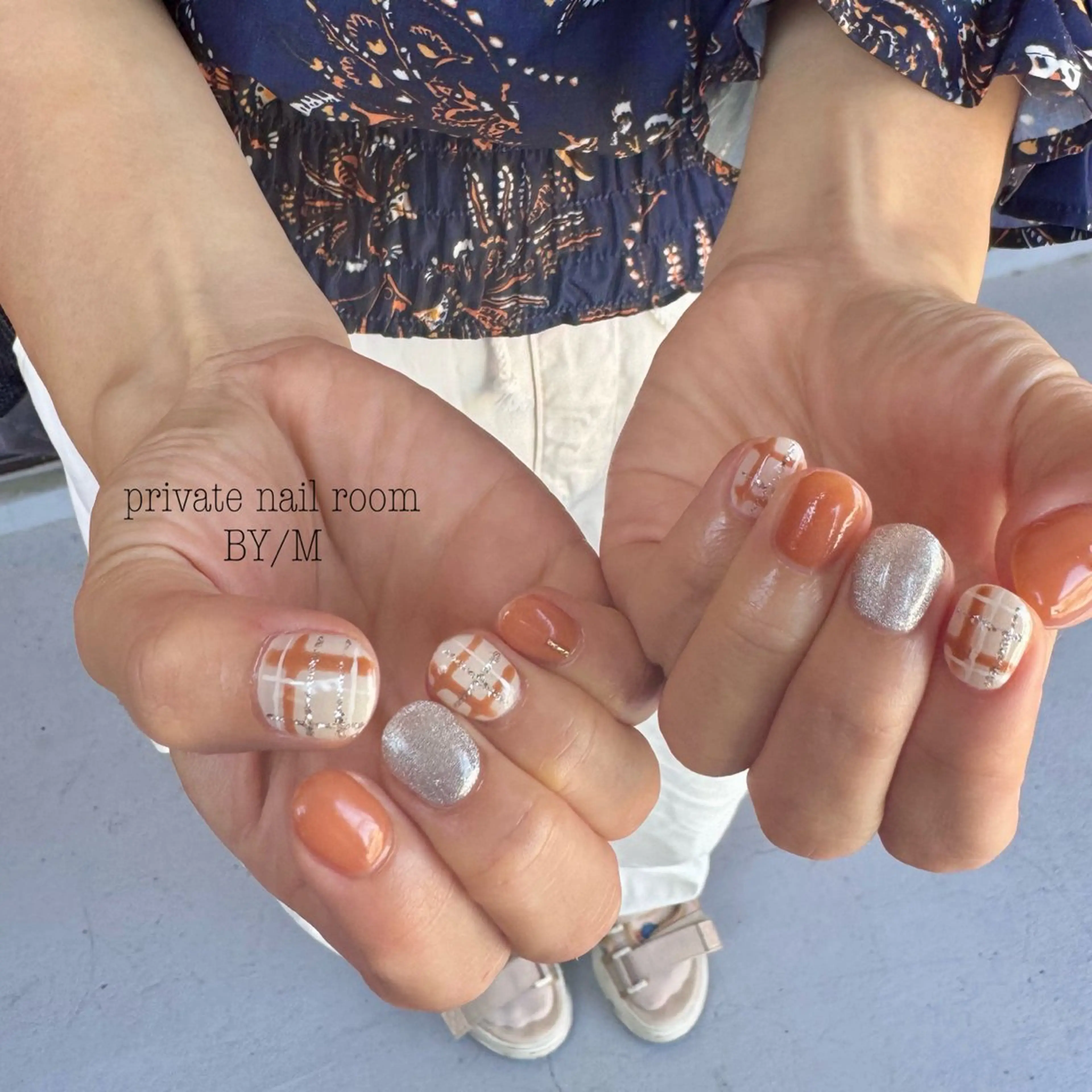 ネイル マグネットネイル オレンジ ショートネイル シルバー ハンドネイル BY / Mのネイルデザイン