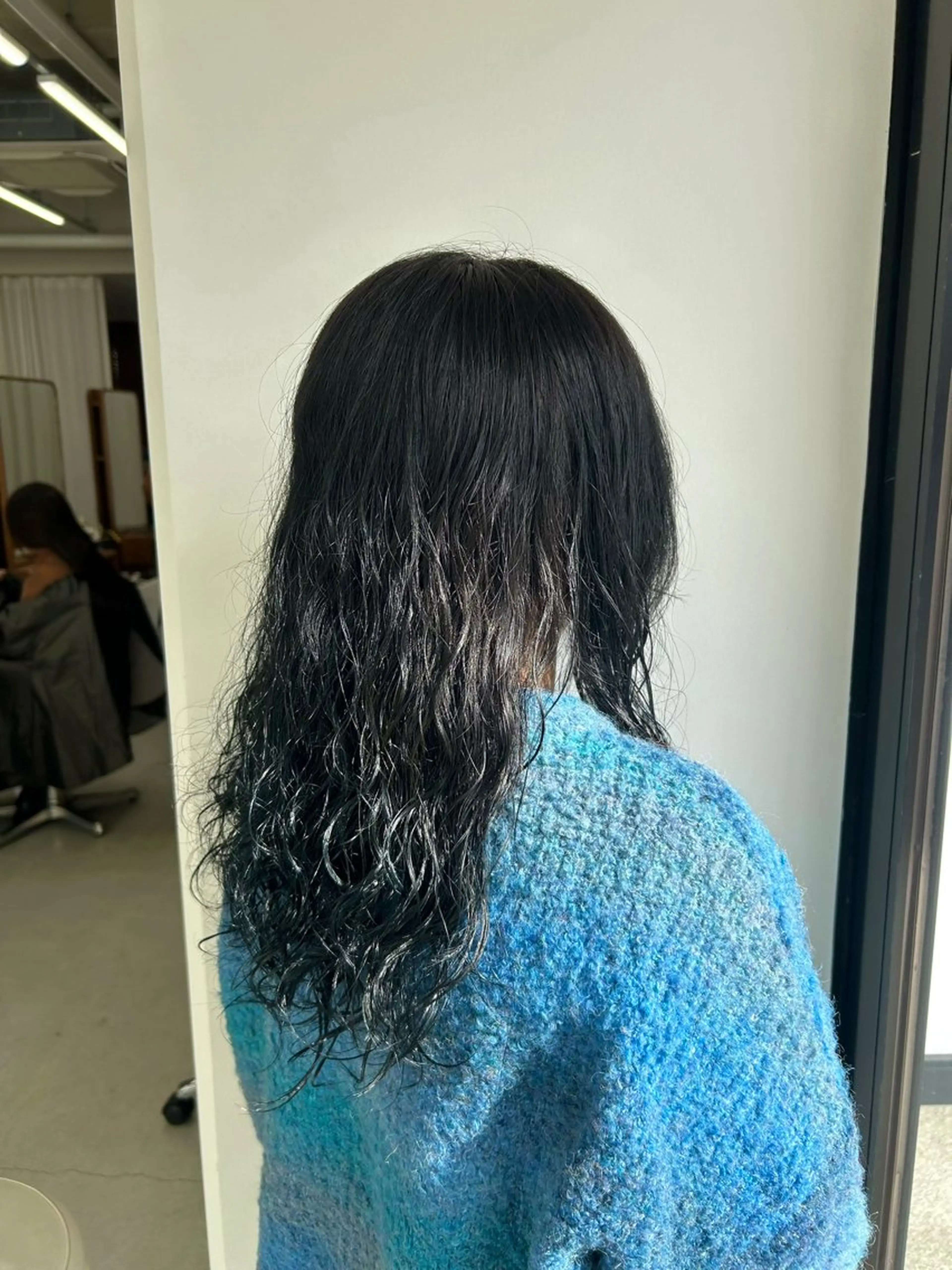 カラー 黒髪 ブルーカラー ブルーブラック 藤原 あかりのヘアスタイル
