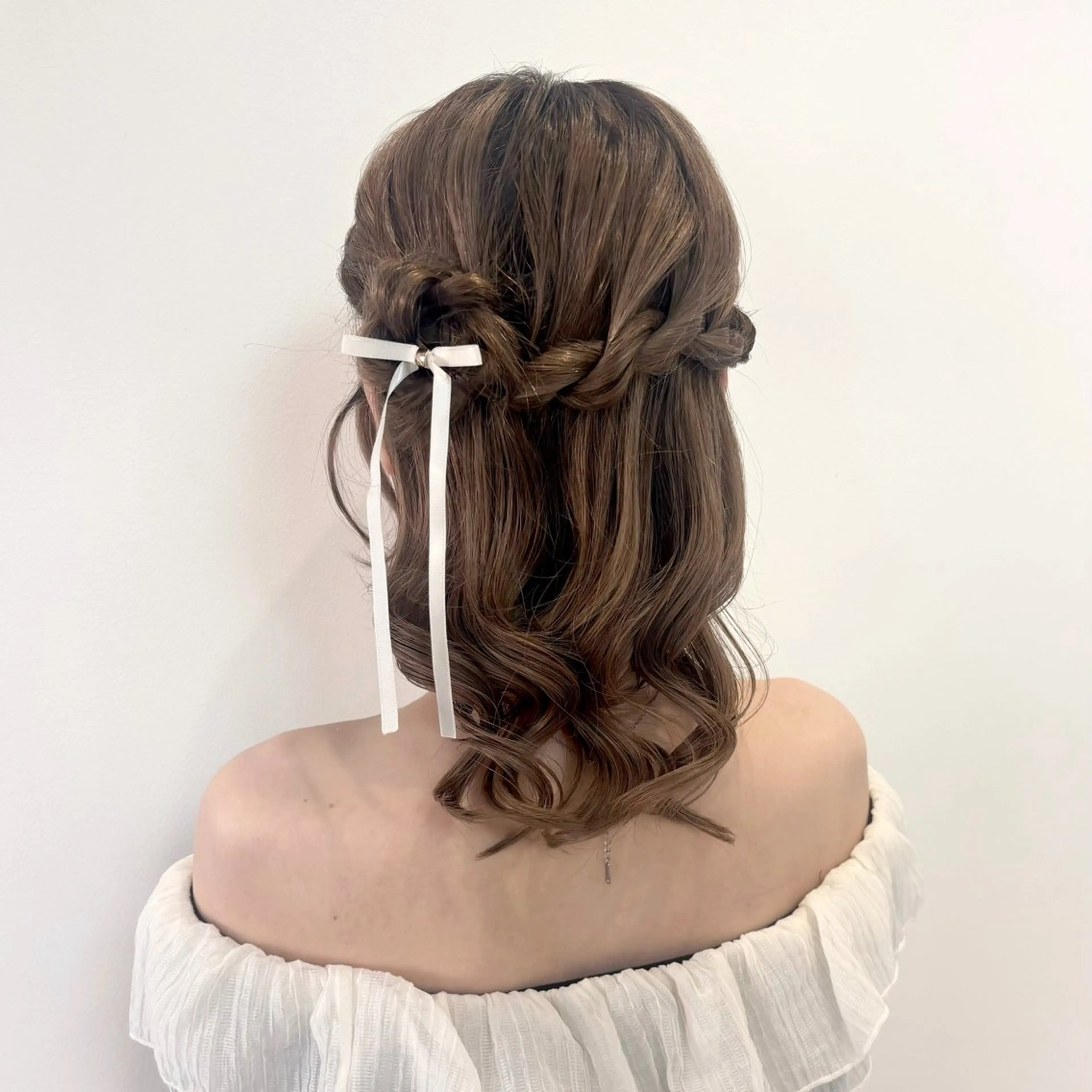 ミディアム ヘアアレンジ お団子ヘア Ayu🍯/名駅/ブ リーチカラー/ヘアメのヘアスタイル