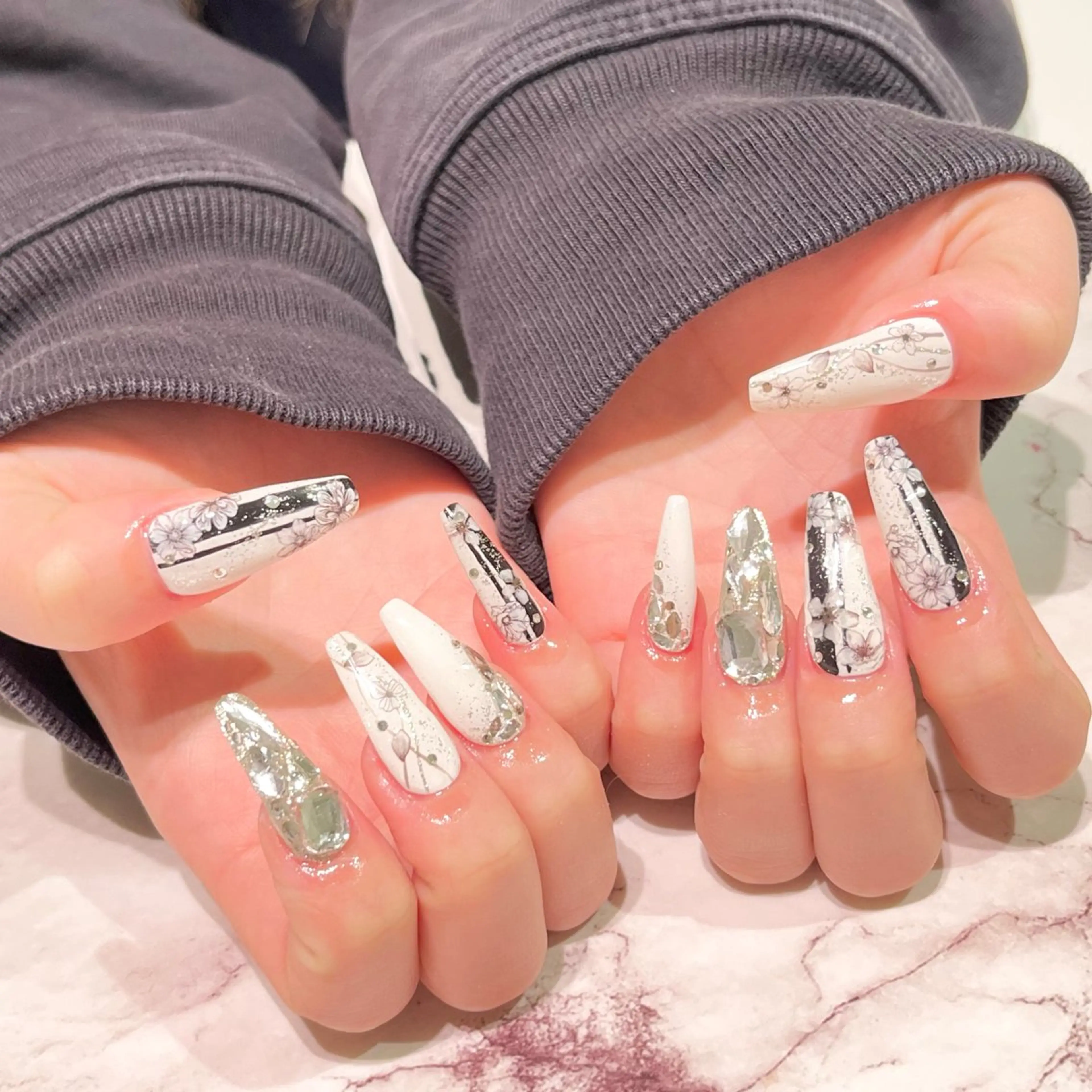 ネイル 成人式 ハンドネイル Hair removal & Beauty salon Produce by Lucia所属・nail salon Luciaのネイルデザイン
