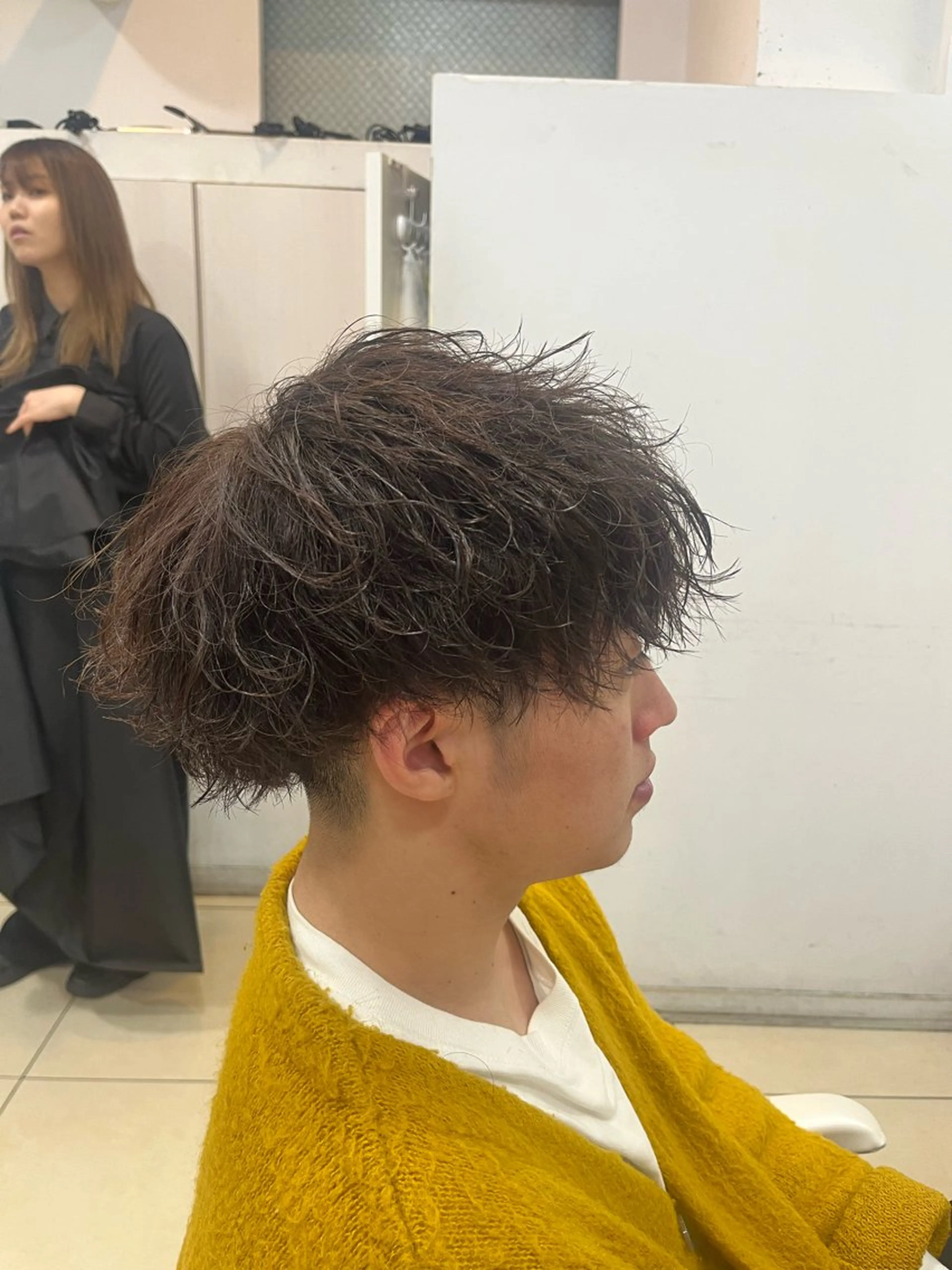ショート カラー パーマ メンズ メンズパーマ ベージュカラー ブラウンカラー ブラウンベージュ スパイラルパーマ カット ヘアカラー パーマ カルマ・ニュアンス パーマ　須田龍世のヘアスタイル
