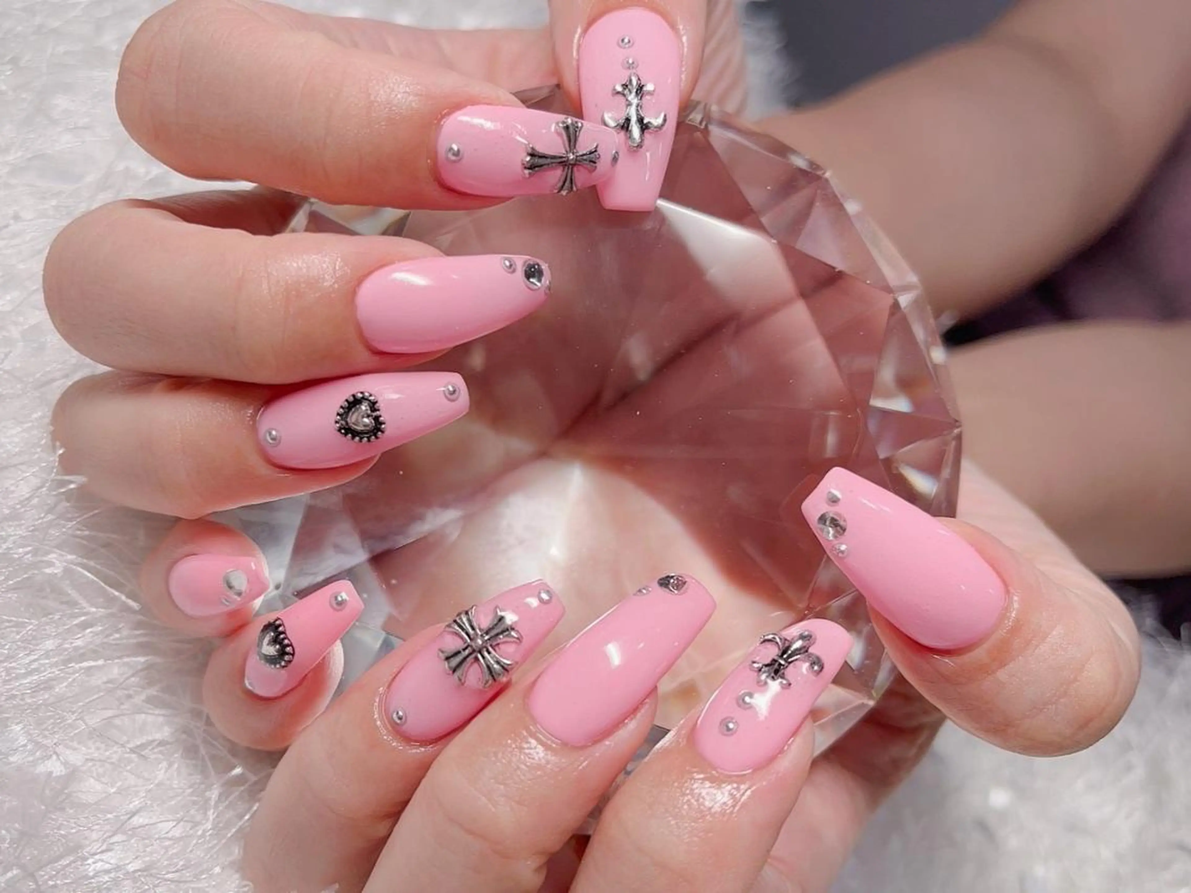 ネイル マツエク・マツパ アイブロウ 韓国風マツエク パリジェンヌラッシュリフト まつげパーマ ワンホンマツエク 長さ出し ハンドネイル Nail&eye Belire 新宿のネイルデザイン