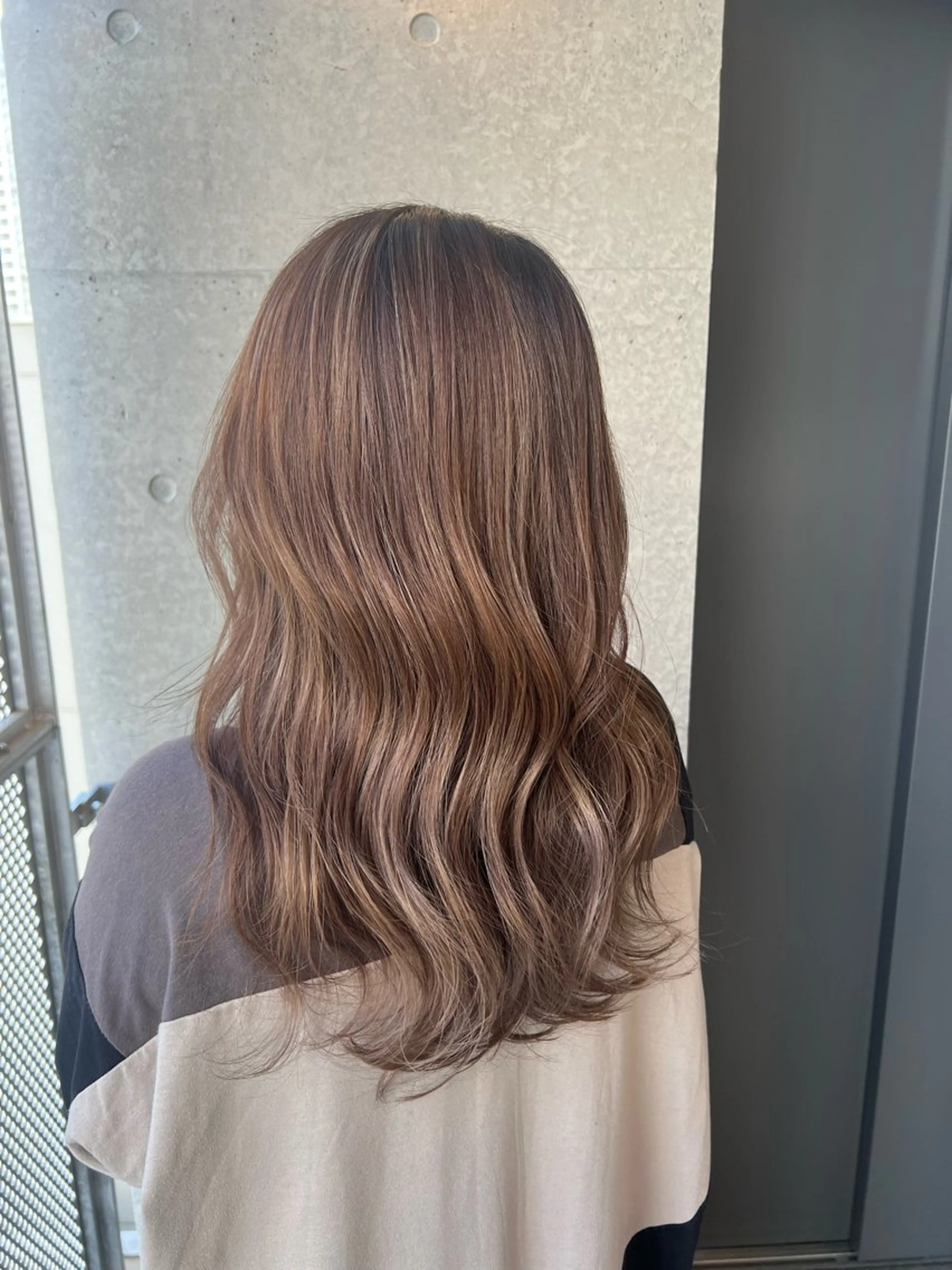 セミロング カラー セミロングパーマ ベージュカラー ブリーチ 透明感カラー グレージュ ヘアカラー ＤＥＳＴ所属・吉野 瑳桜のヘアスタイル