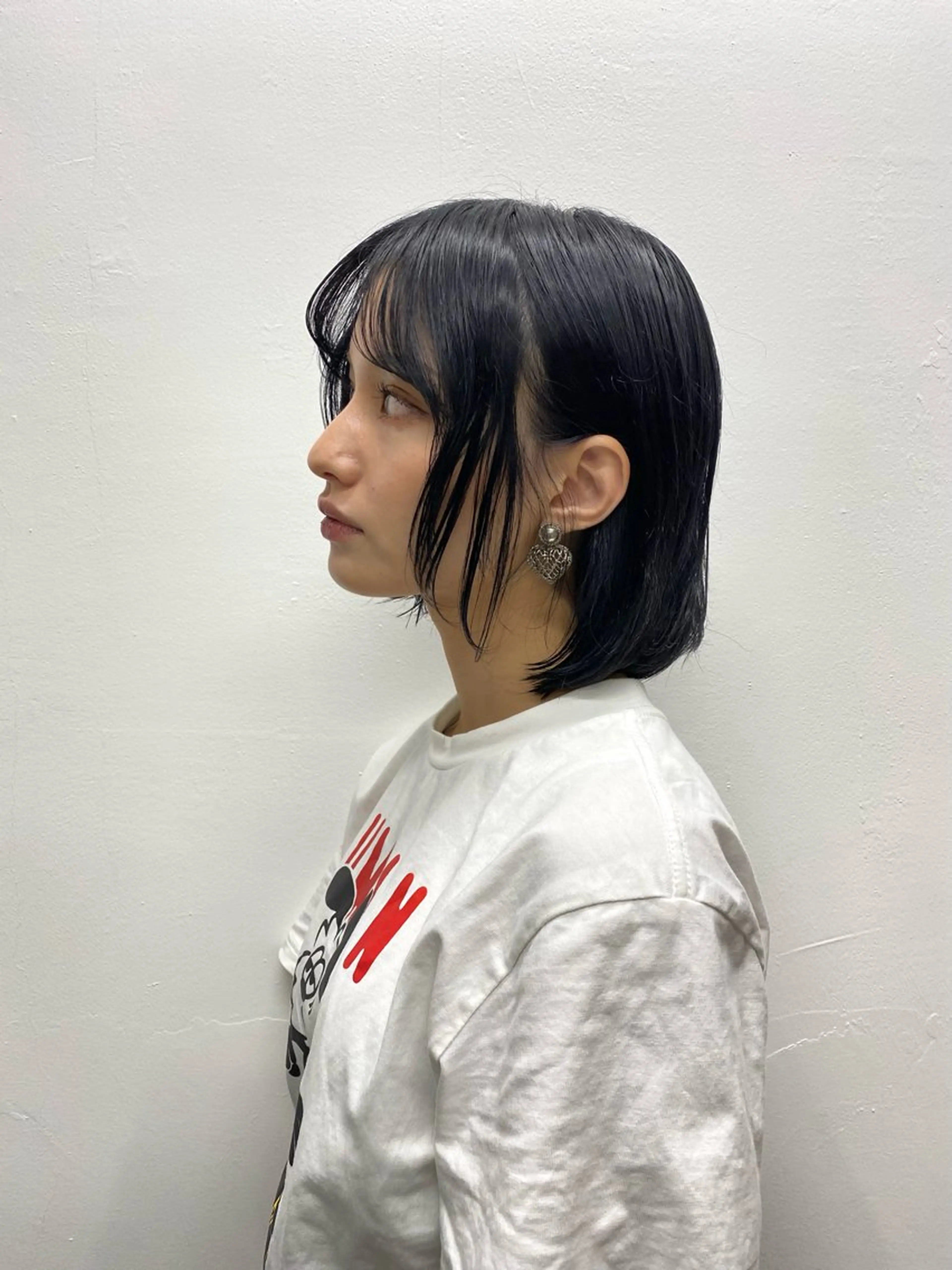 ショート カラー 黒髪 ブリーチ ブルーカラー ブルーブラック 透明感カラー ume所属・LILi リリのヘアスタイル