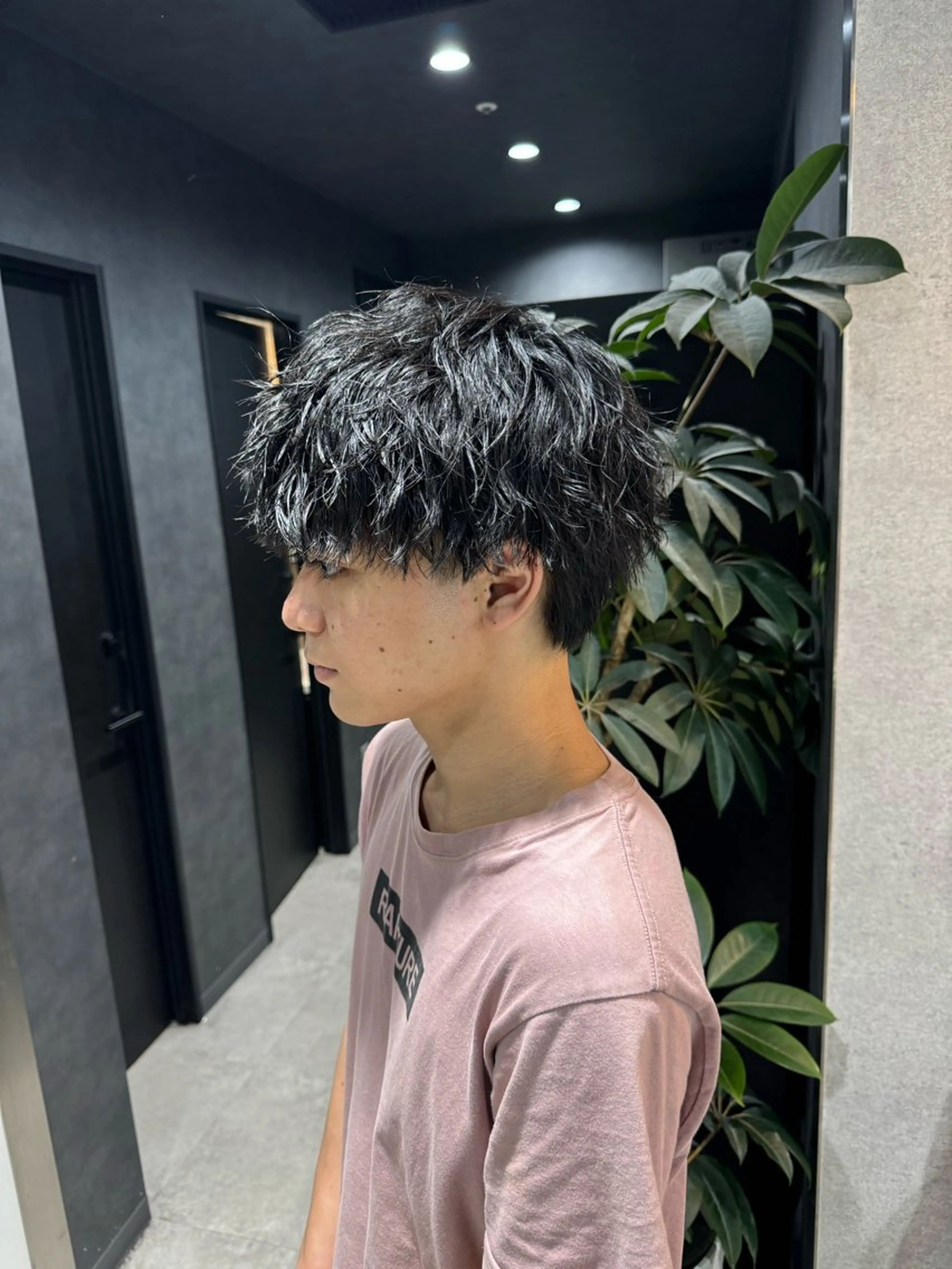 ショート カラー パーマ ヘアアレンジ メンズ センターパート マッシュ メンズパーマ スペインカール スパイキーショート スパイキー/フェザー /波巻き/かいとのヘアスタイル