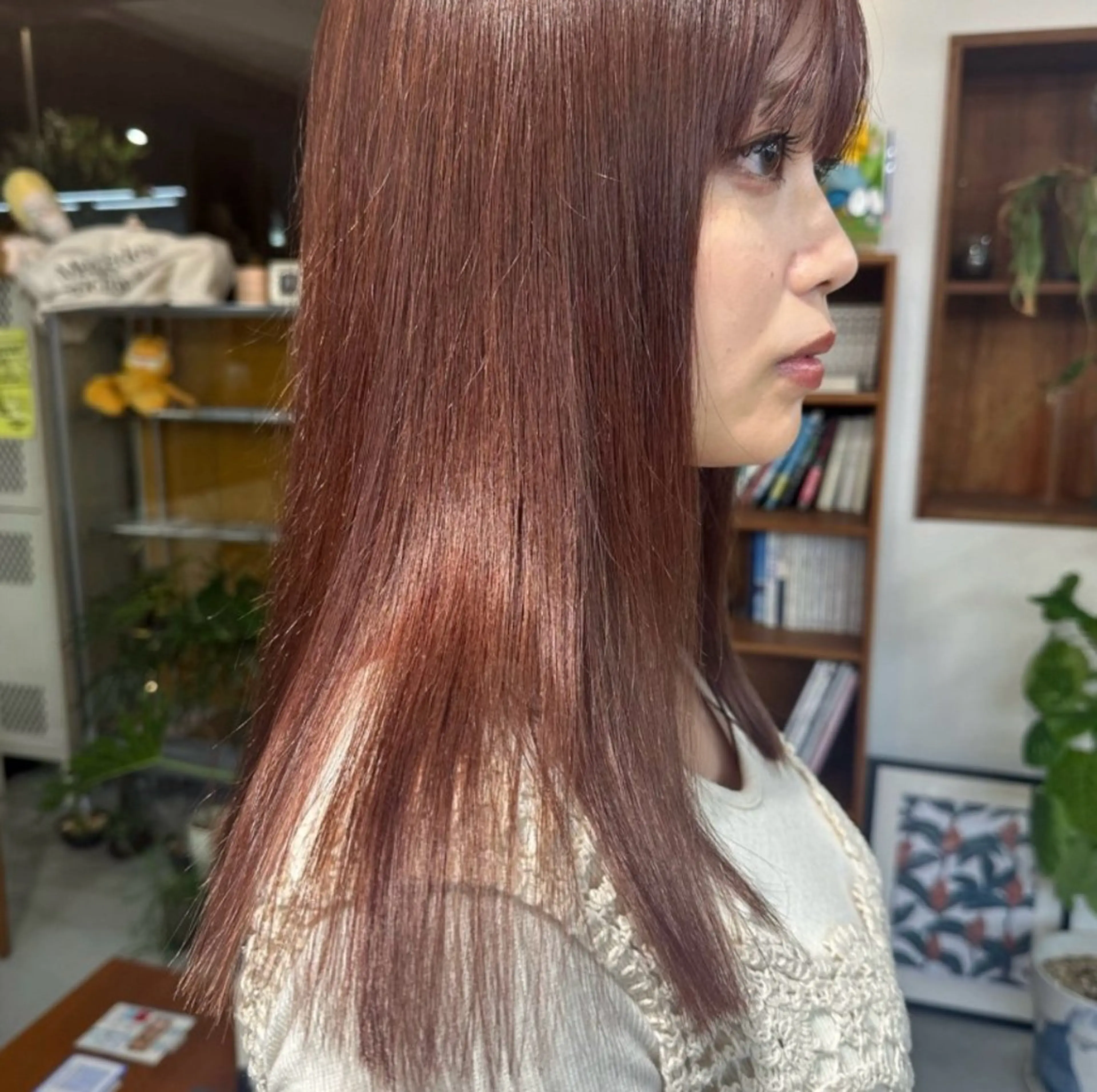 セミロング カラー 岩渕 愛のヘアスタイル