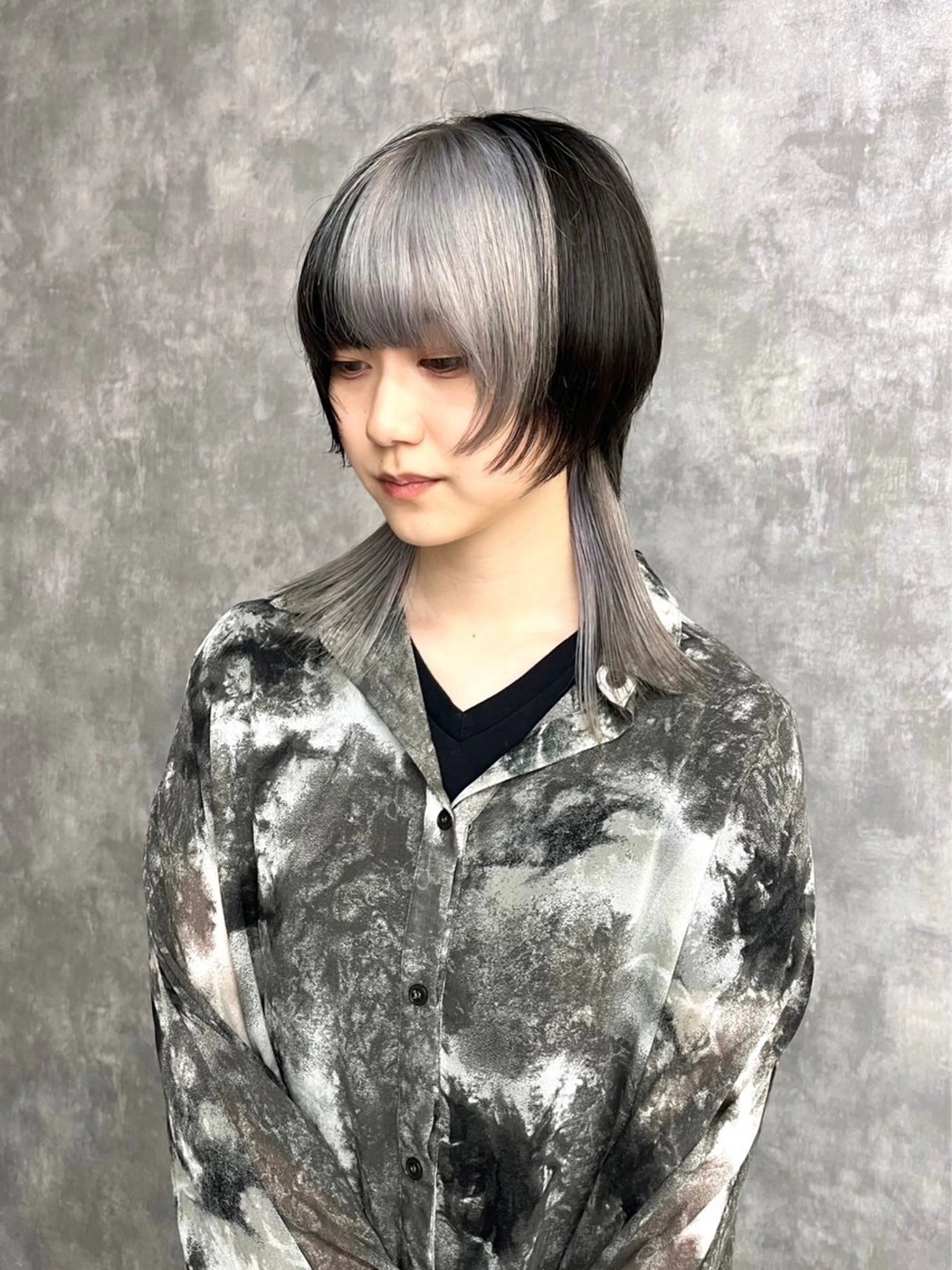 ミディアム カラー デザインカラー ハイトーンカラー シルバー メンズウルフ🐺♡ ピンク♡ヘアメ🎀のヘアスタイル