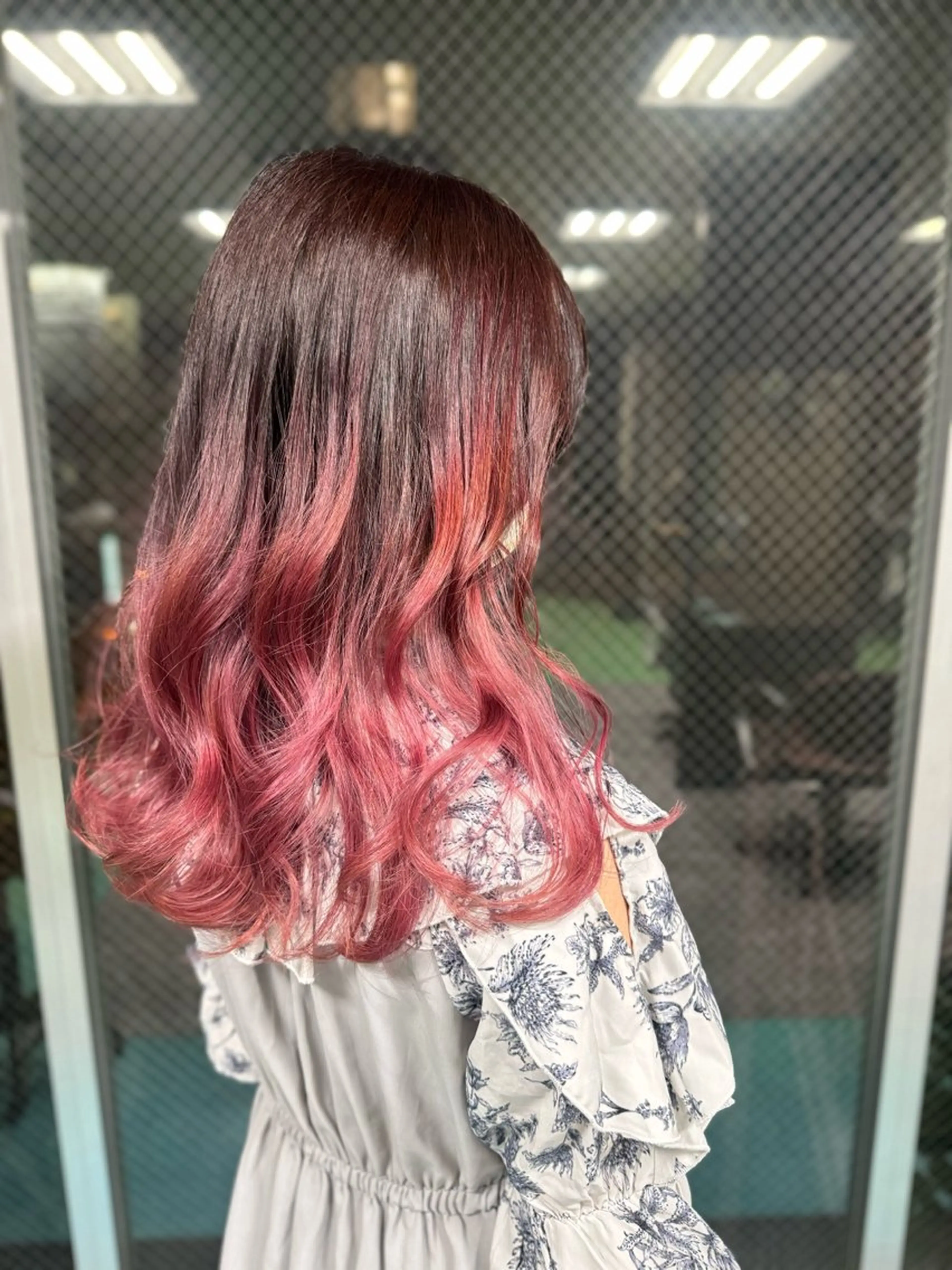 セミロング カラー グラデーションカラー ピンクカラー ヘアカラー Viage （ビアージュ）のヘアスタイル
