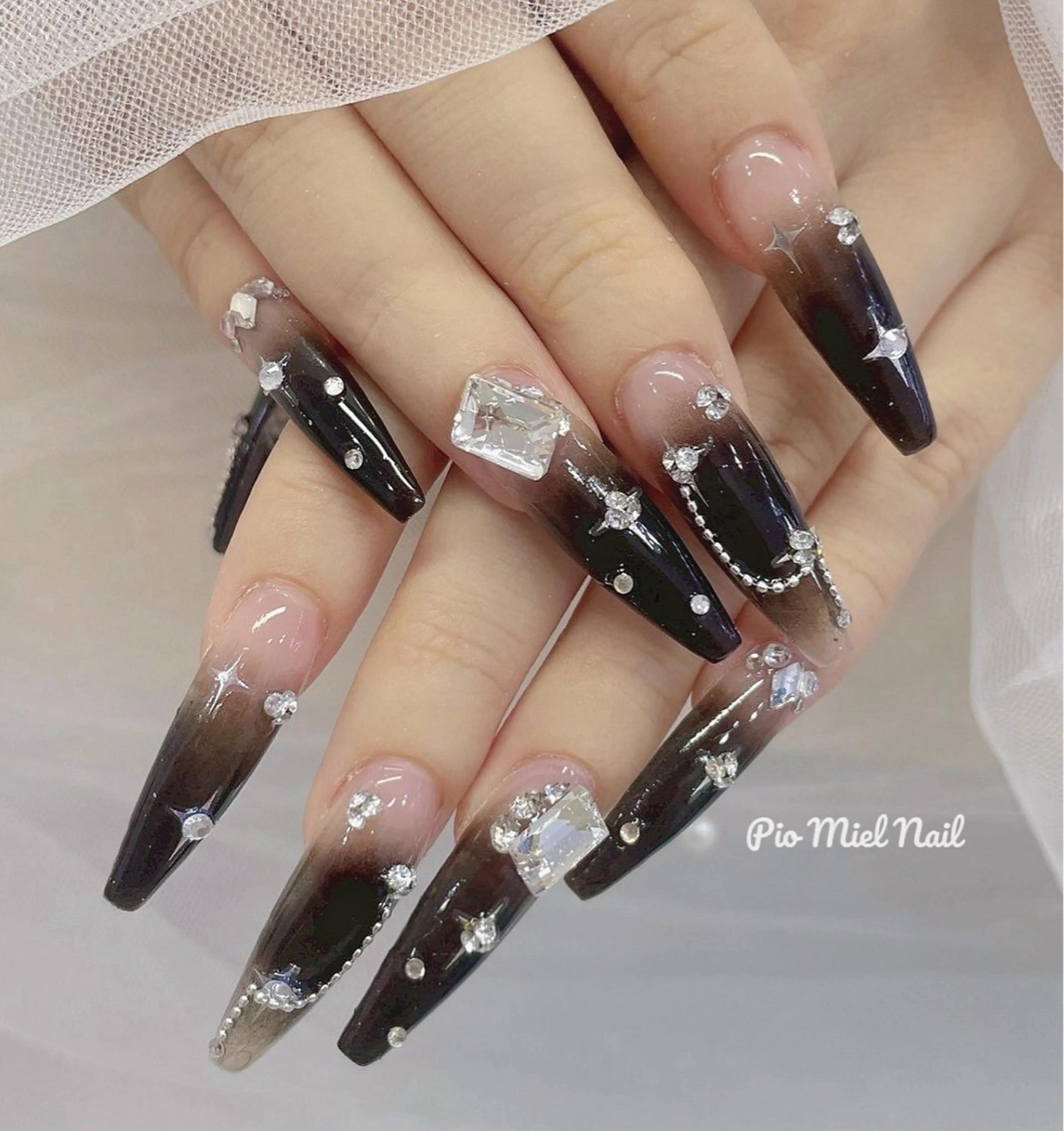 ネイル ゴージャス グラデーション ストーンネイル 冬ネイル ハンドネイル momo 長さだしのネイルデザイン