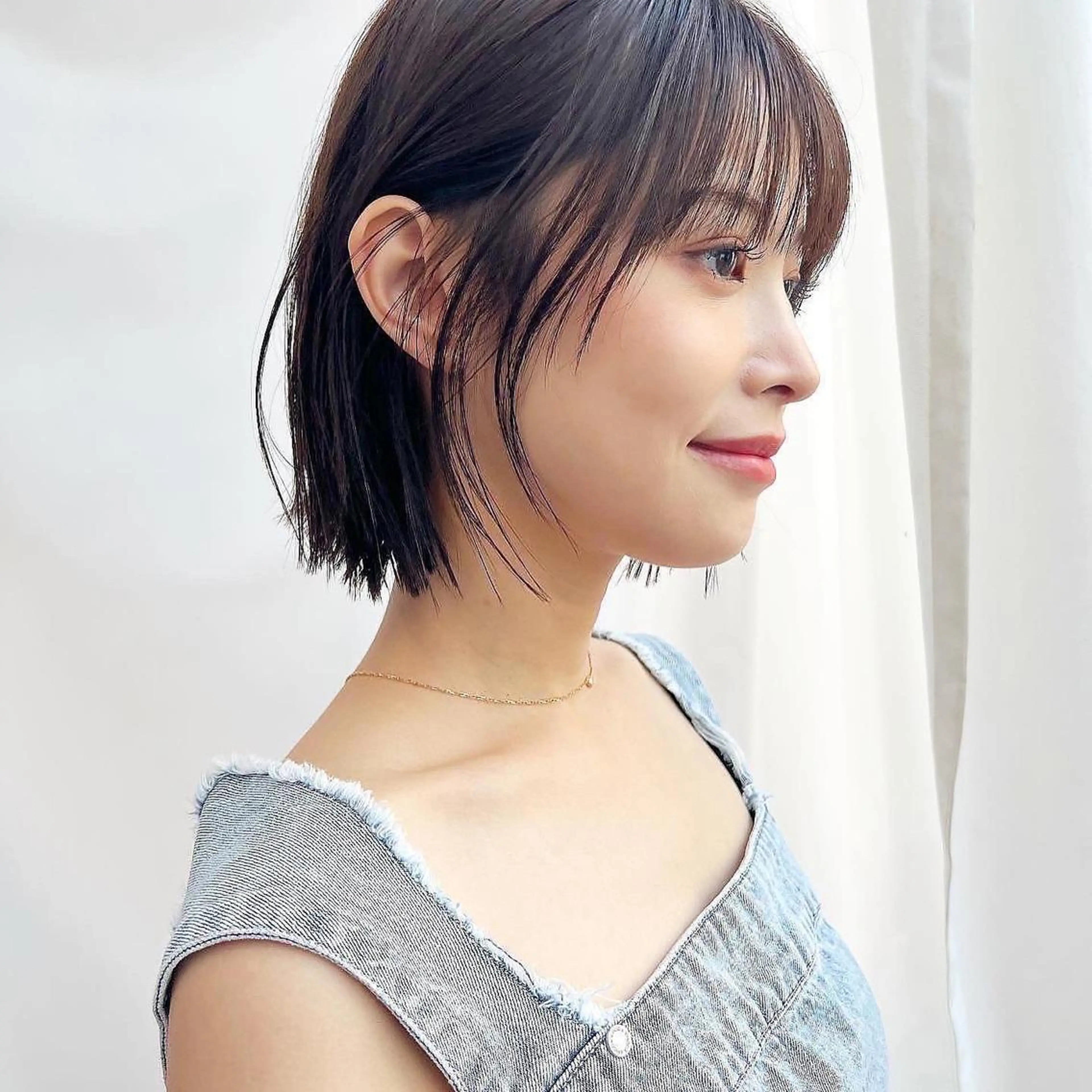 ミディアム カラー 切りっぱなしボブ ブリーチ グレージュ イルミナカラー インナーカラー カット ヘアカラー トリートメント ニュアンスレイヤー ハイトーンカラーのヘアスタイル