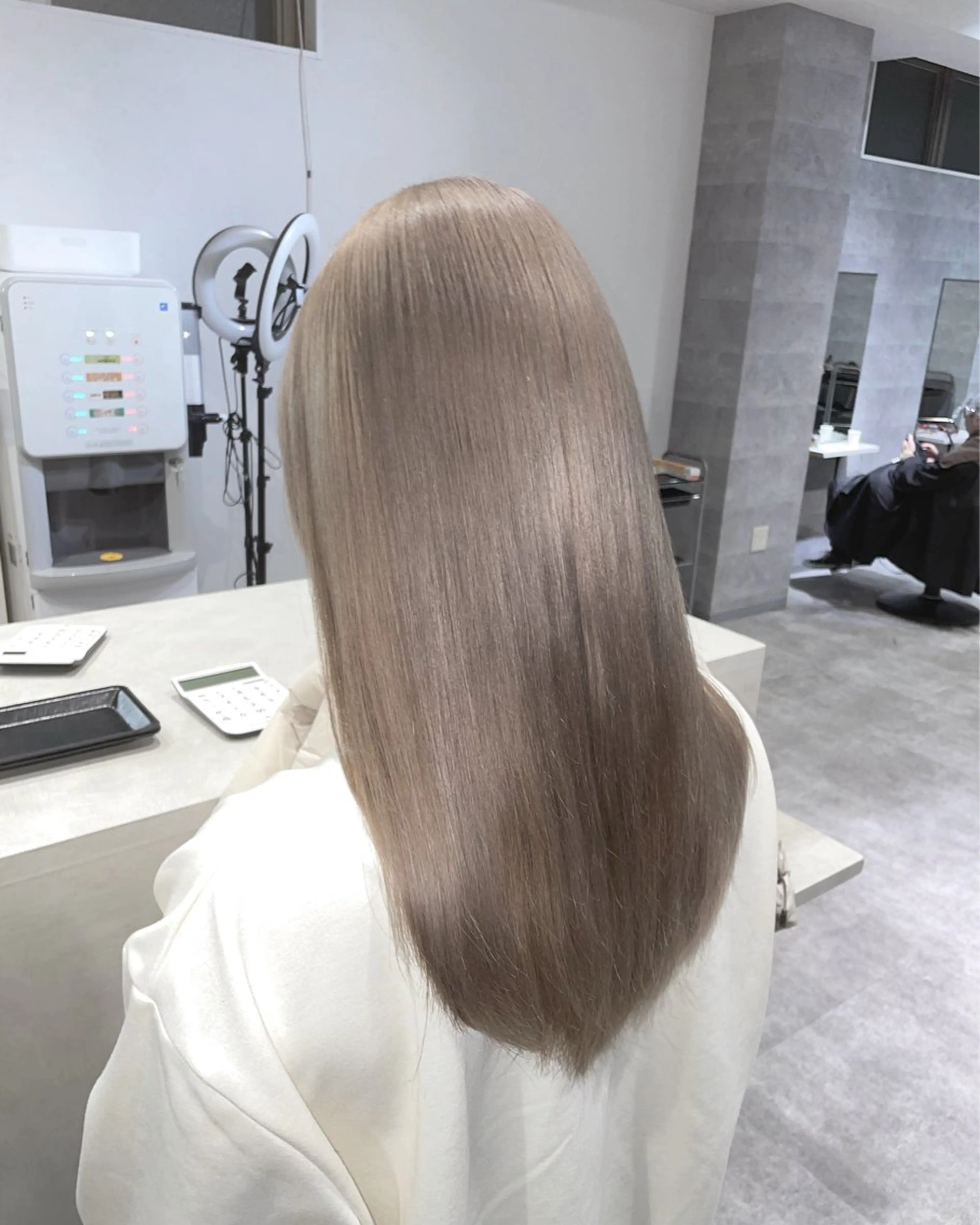 セミロング カラー _WHITE難波店【アンダーバーホワイト】所属・鬼塚脇 一輝のヘアスタイル