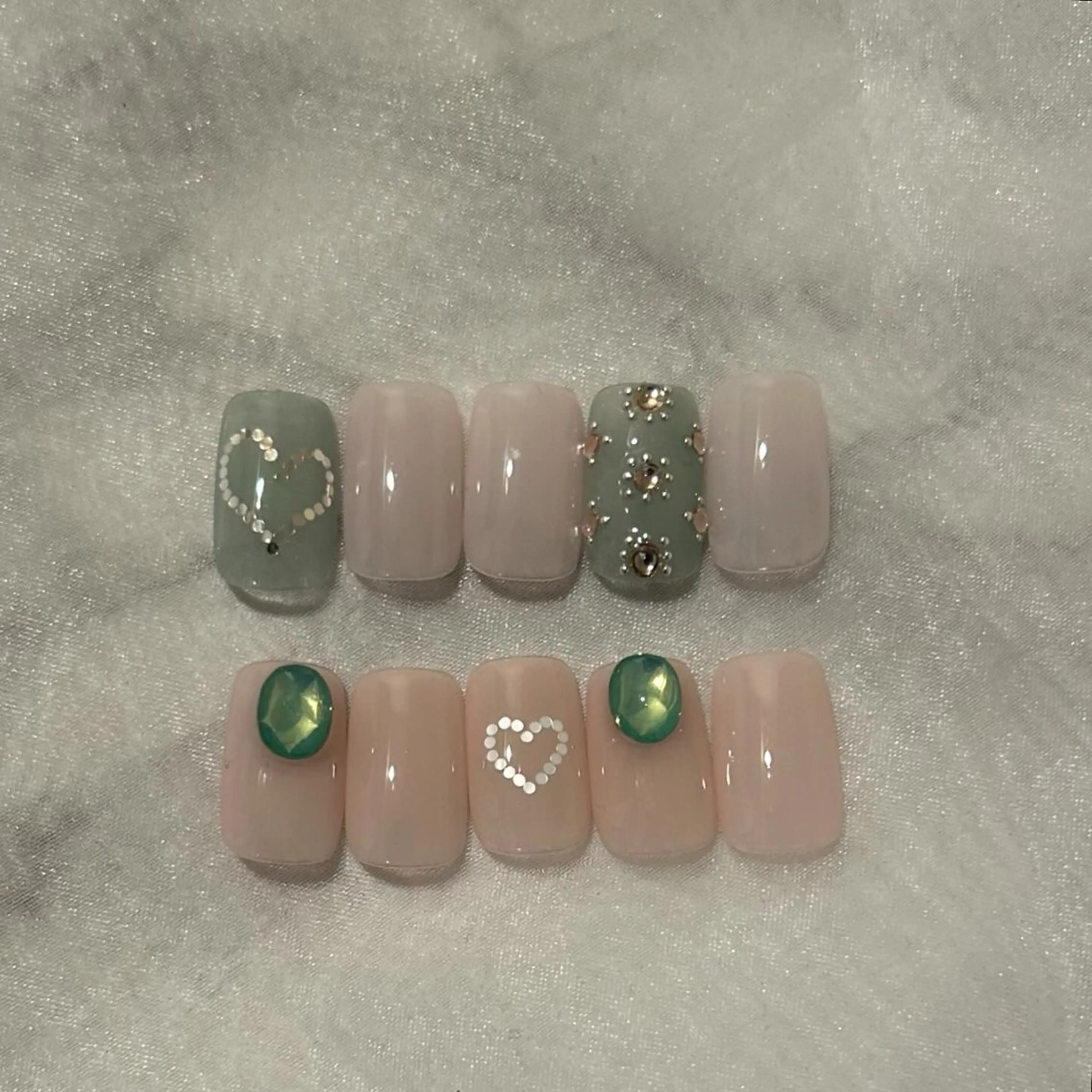 ショート フレンチガーリー 韓国風ヘア ハンドネイル ハンドケア lyly.nail所属・lylynail YUUKAのネイルデザイン