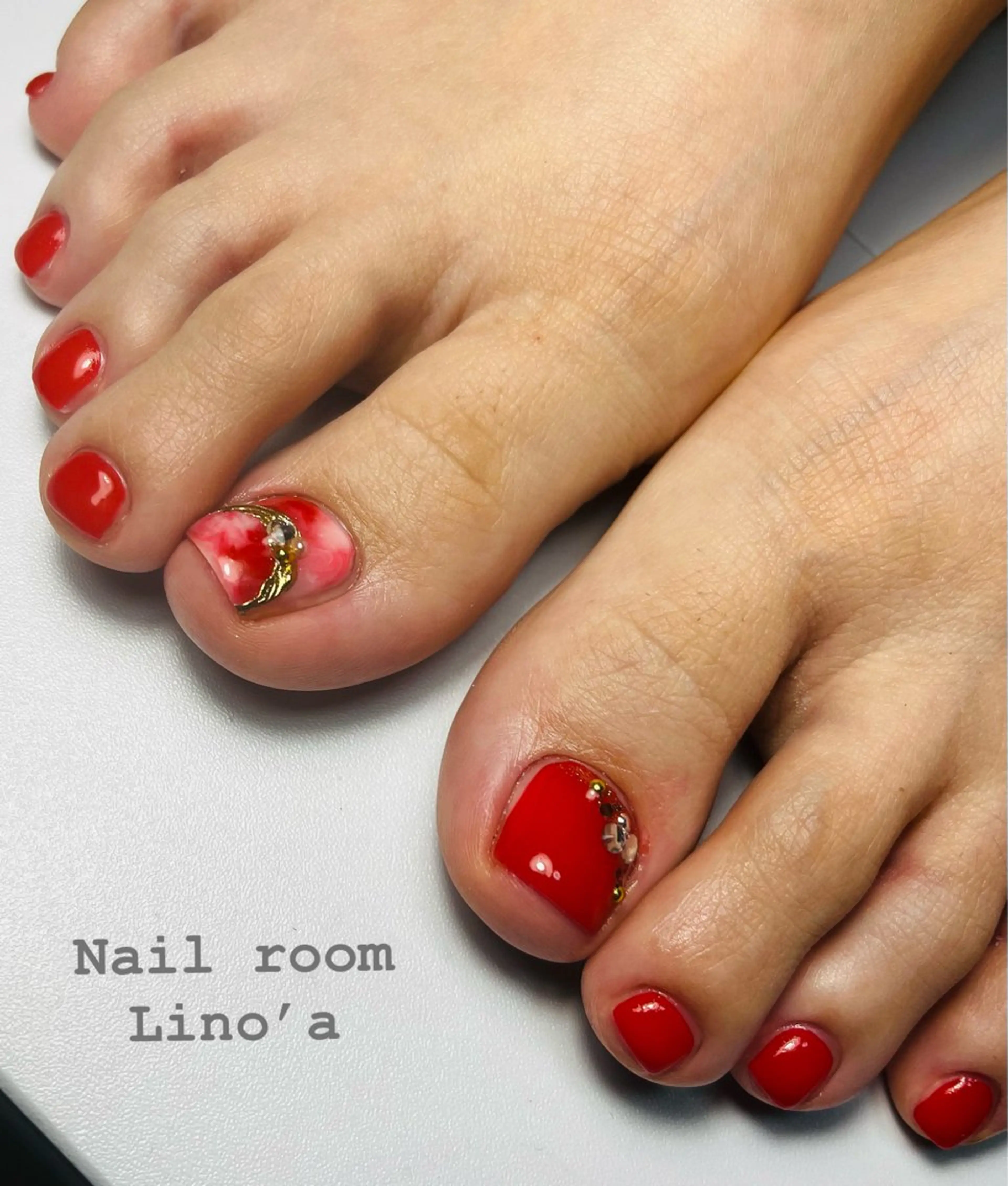 ネイル ニュアンスネイル 赤色 フットネイル Nail room Lino’aのネイルデザイン