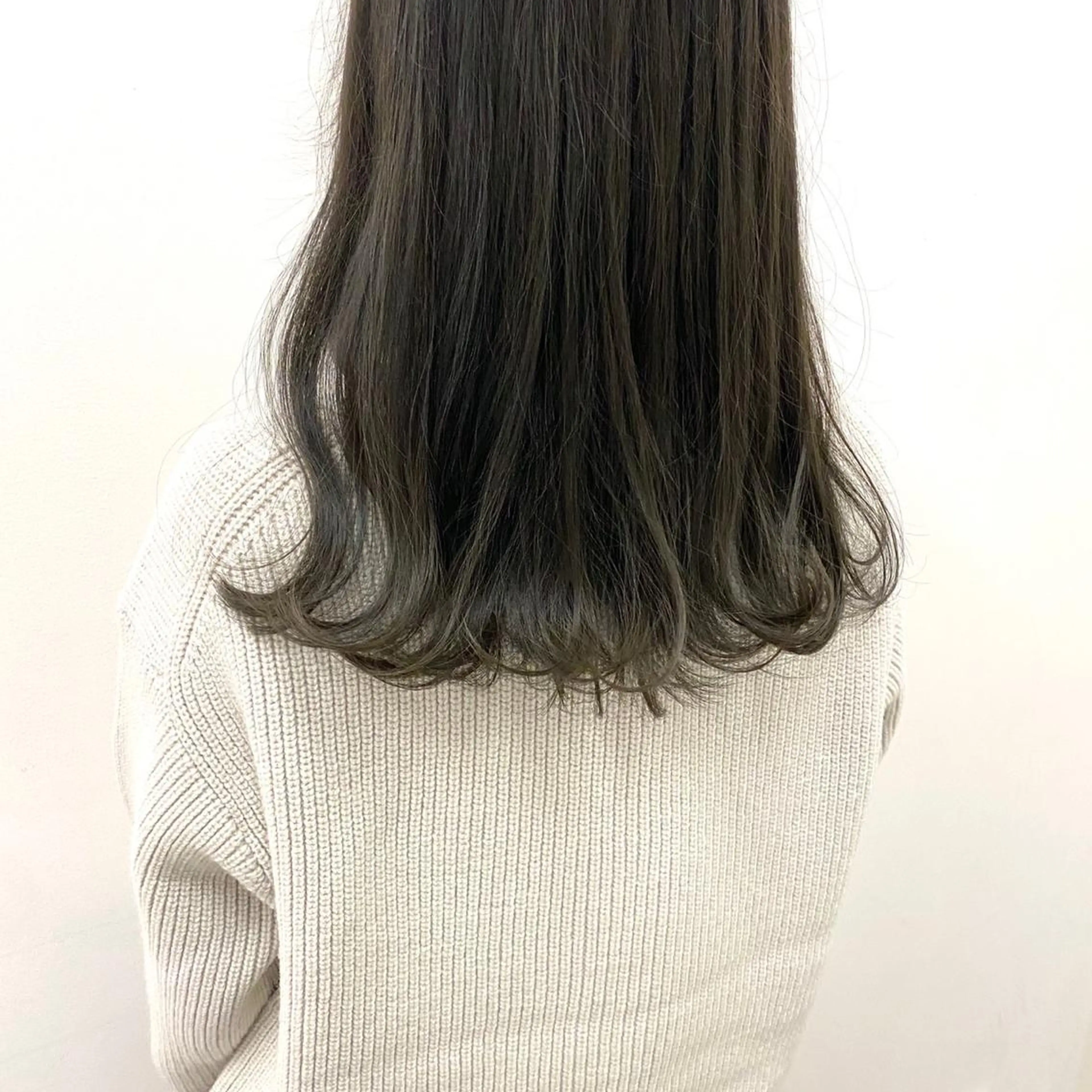セミロング カラー グレージュ GOODDAY ヘアサロンのヘアスタイル