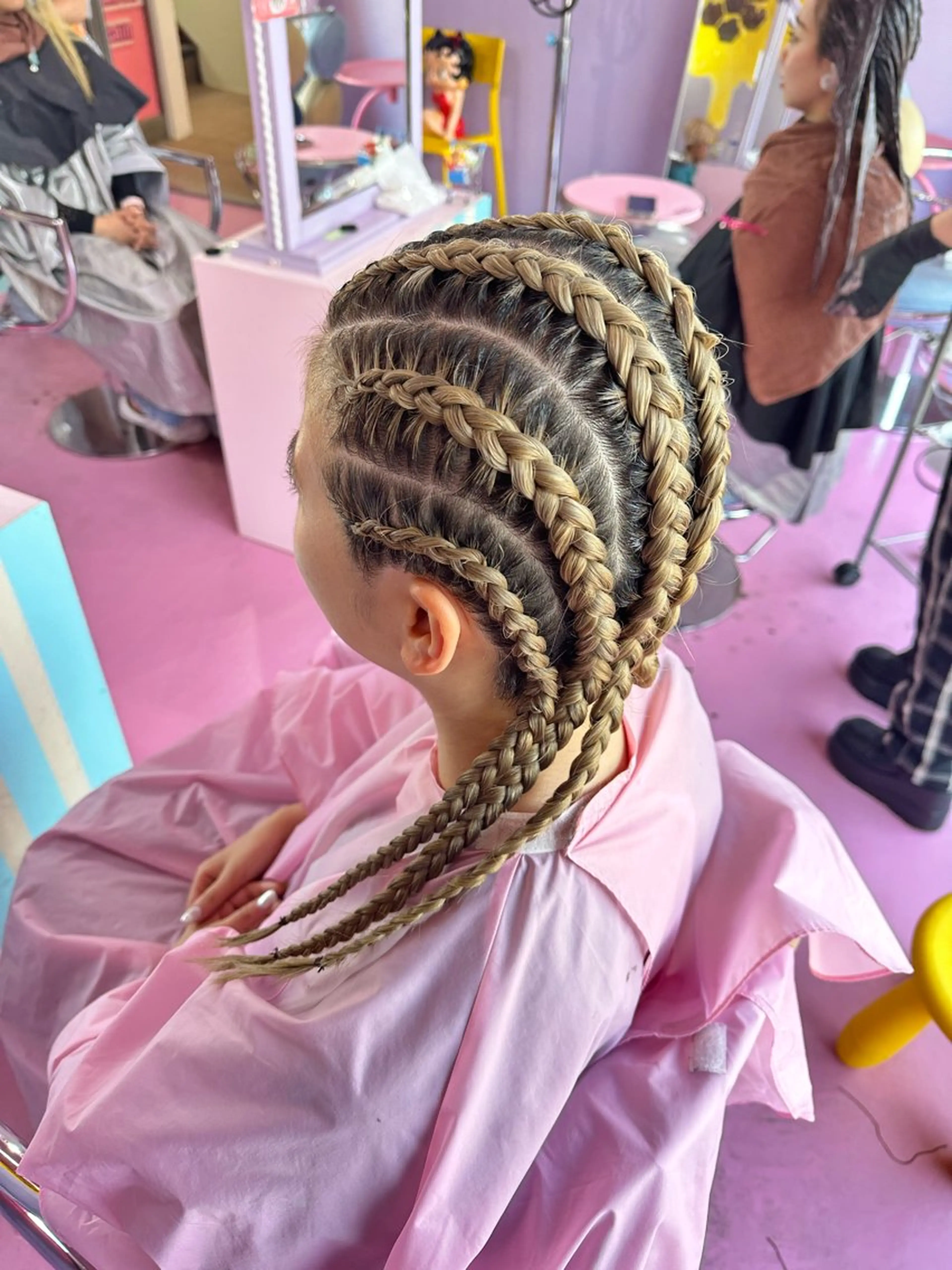 セミロング Hair salon TOMMY所属・♮やっしー♮ 🌈派手髪🌈のヘアスタイル