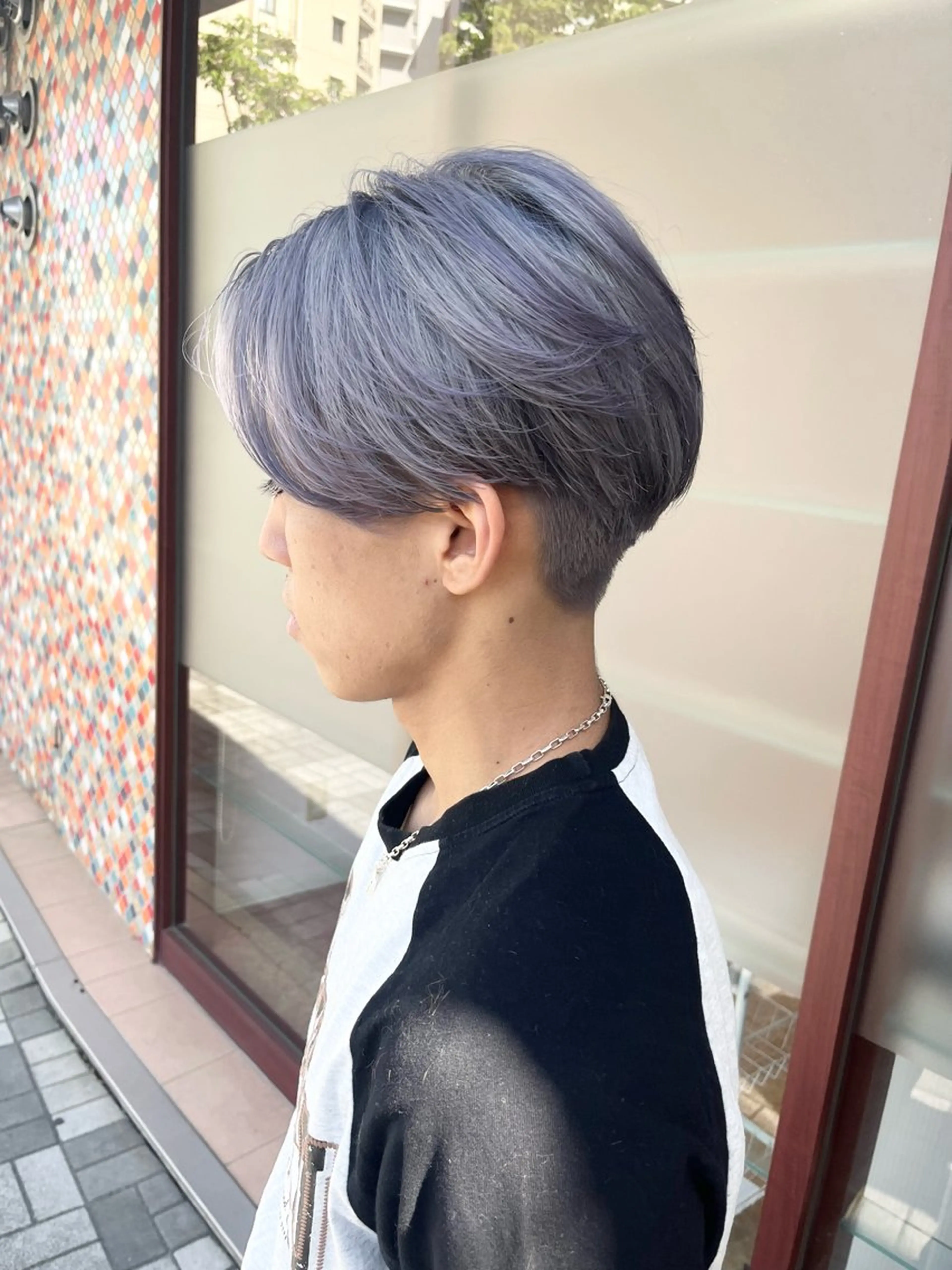 ショート カラー メンズ メンズブリーチ センターパート ブリーチ シルバー カット ヘアカラー 平松 由基のヘアスタイル
