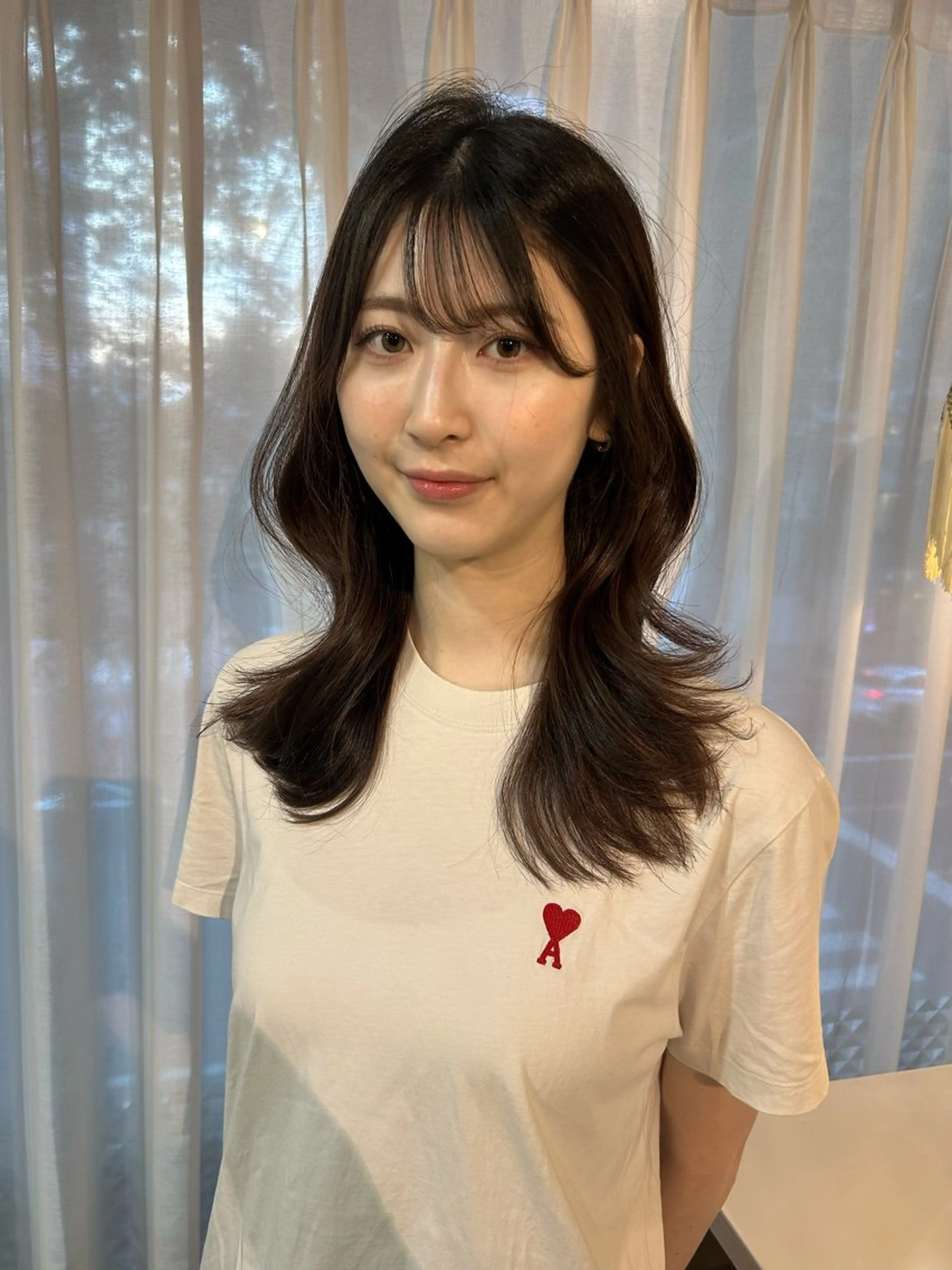 ミディアム 顔周りカット シースルーバング 'AXISガスビル Rinのヘアスタイル