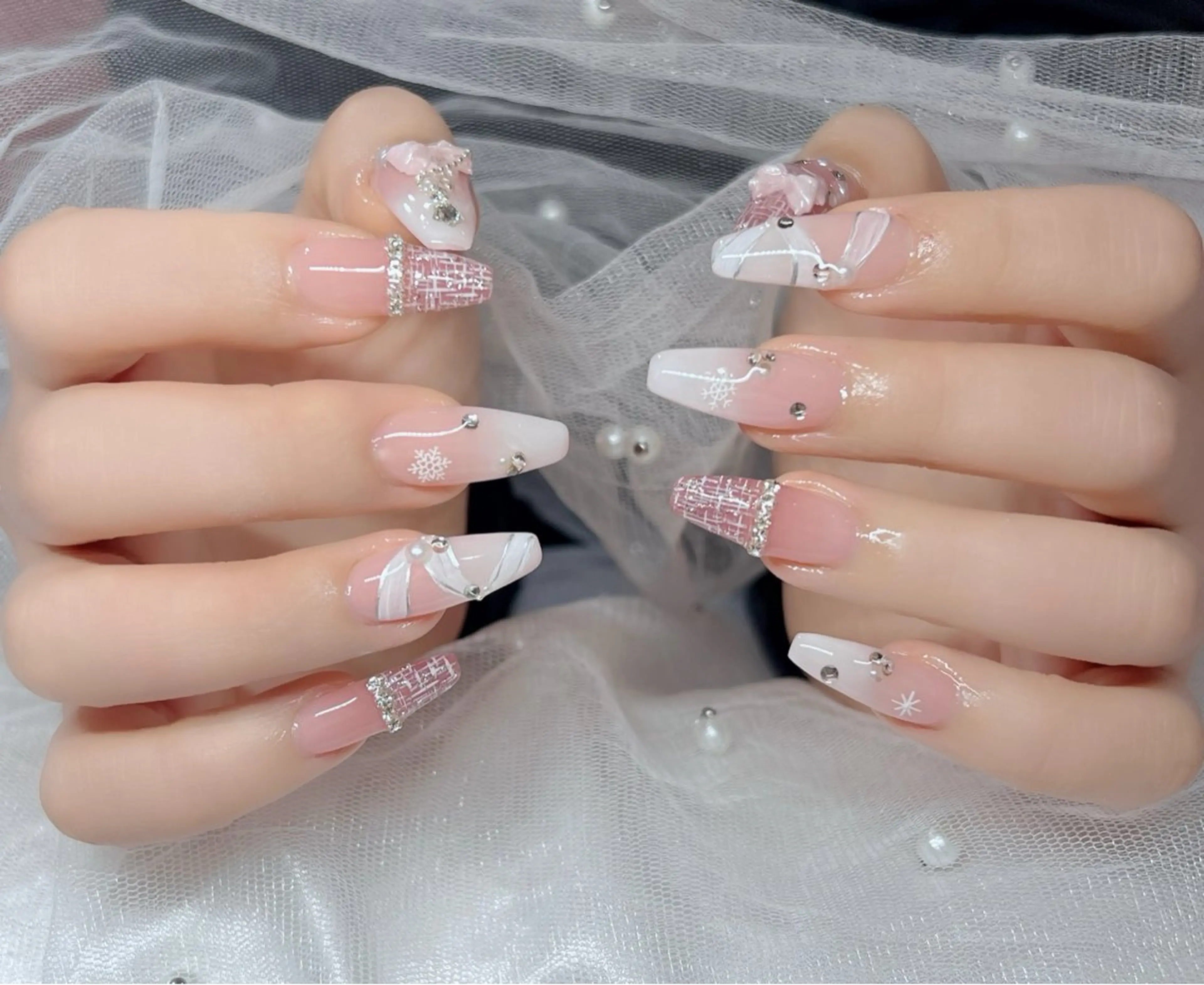 ネイル キラキラネイル シンプルネイル 冬ネイル クリスマス 🎀Lilla💎 Nail Salonのネイルデザイン