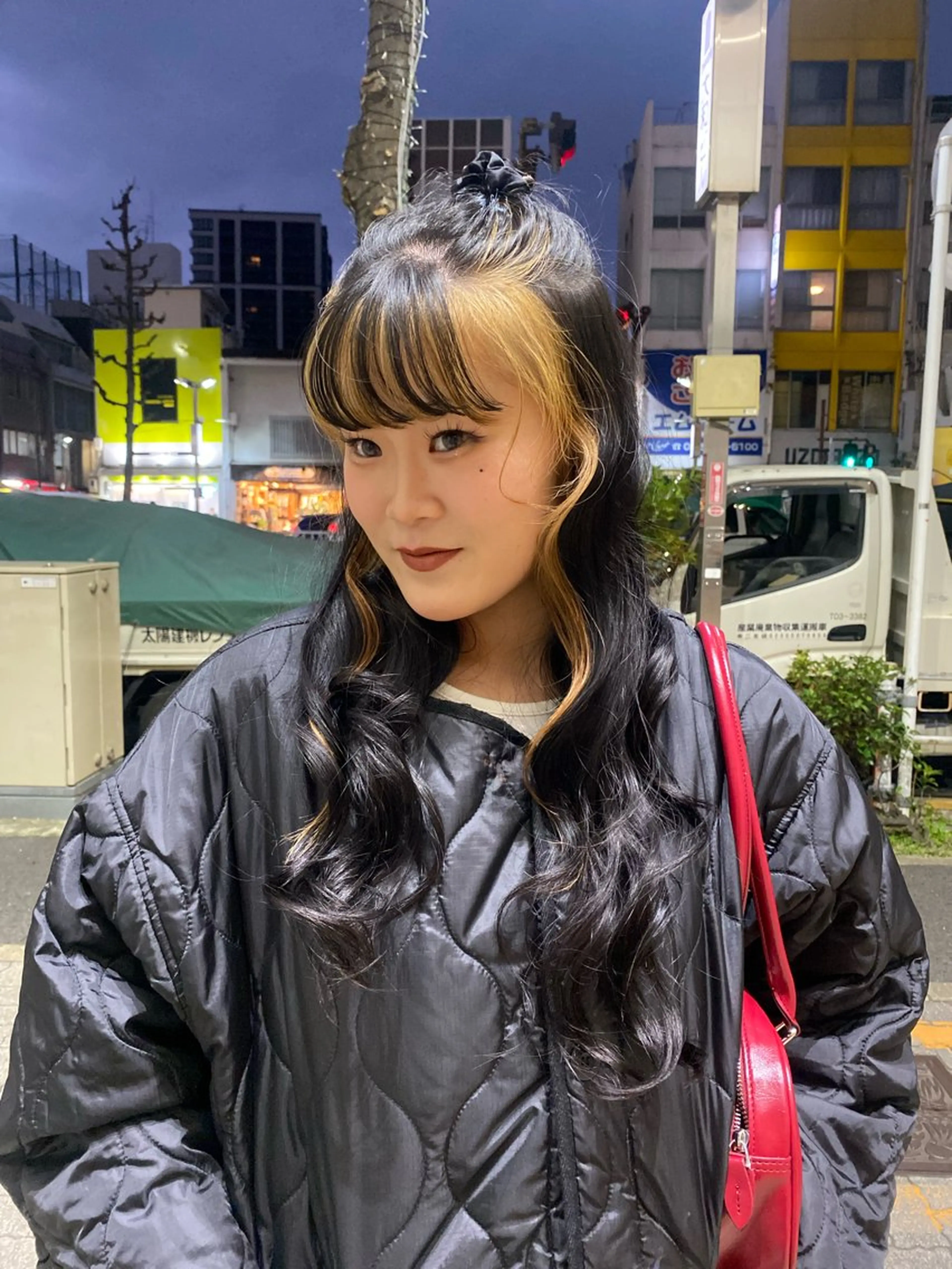 ロング カラー 磯谷 朋のヘアスタイル