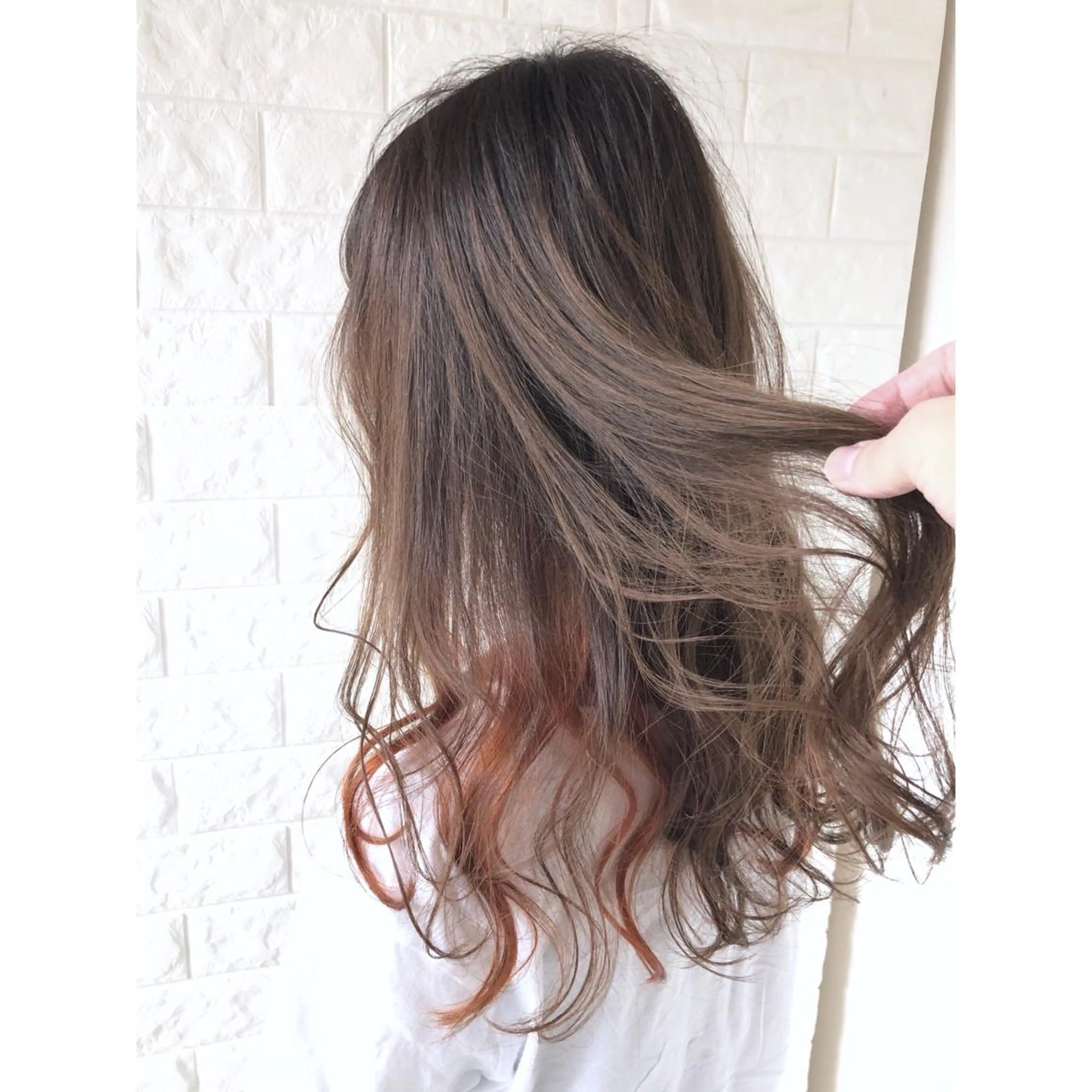 セミロング カラー インナーカラー オレンジ ピンクカラー トリートメント KIZU 髪質改善 オカルト怪談のヘアスタイル