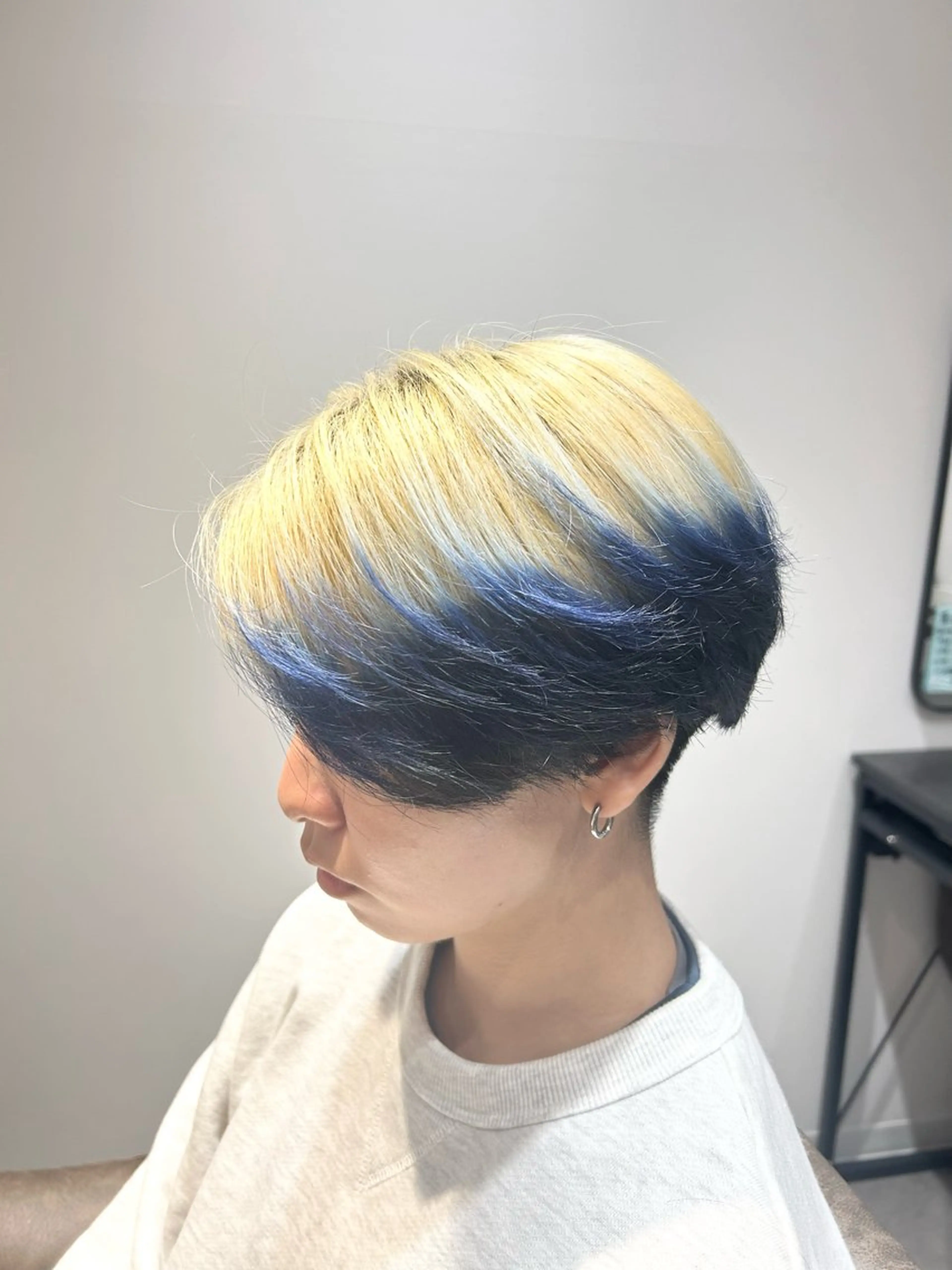 ショート カラー 黒髪 ブリーチ ブルーカラー ケアブリーチ カット ヘアカラー トリートメント 松岡 恭弘のヘアスタイル