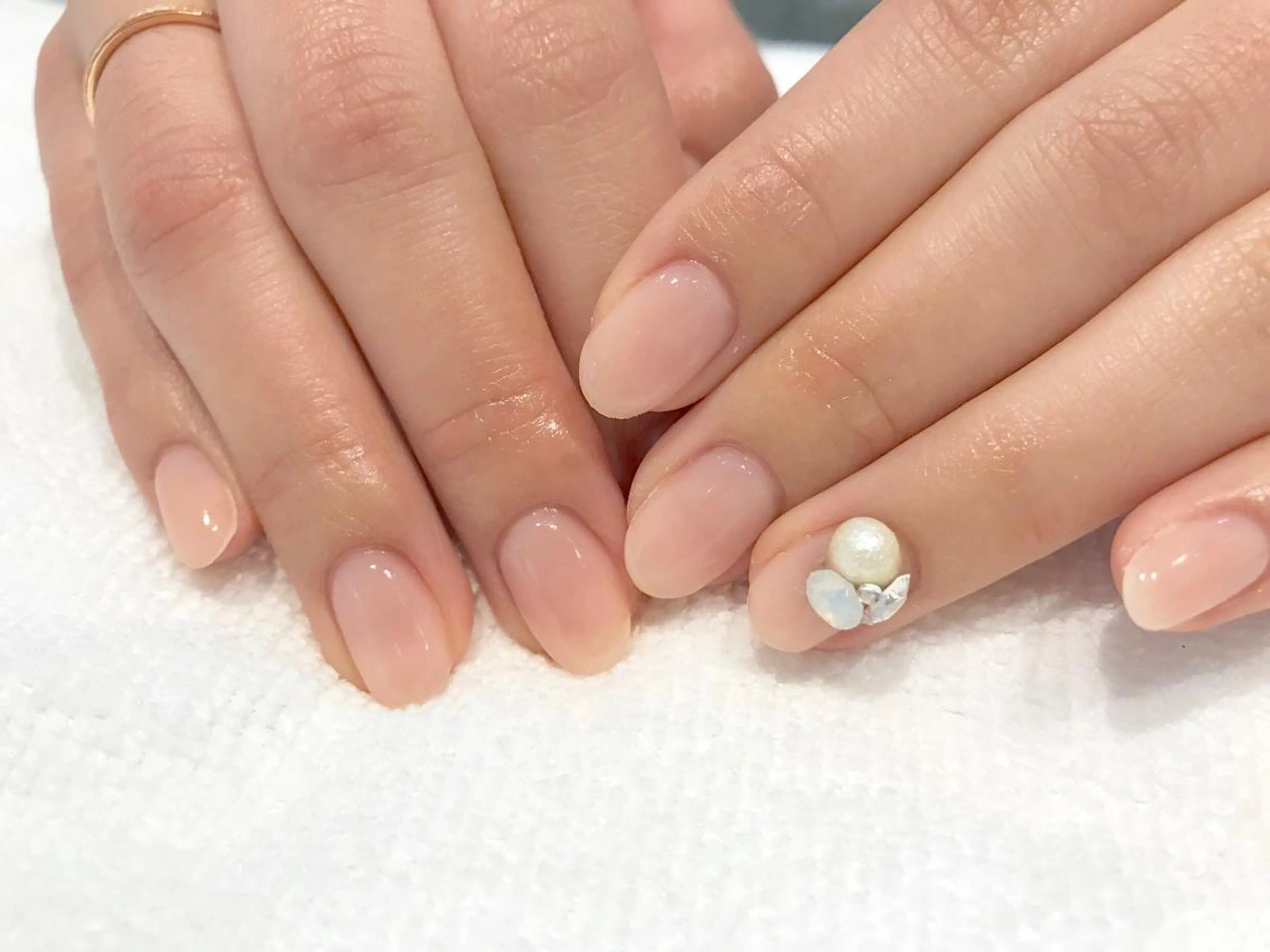 ネイル ストーンネイル ホワイト ハンドネイル Re Pearl～コーディネートサロン～ 市駅前店所属・NARUMI HYODOのネイルデザイン