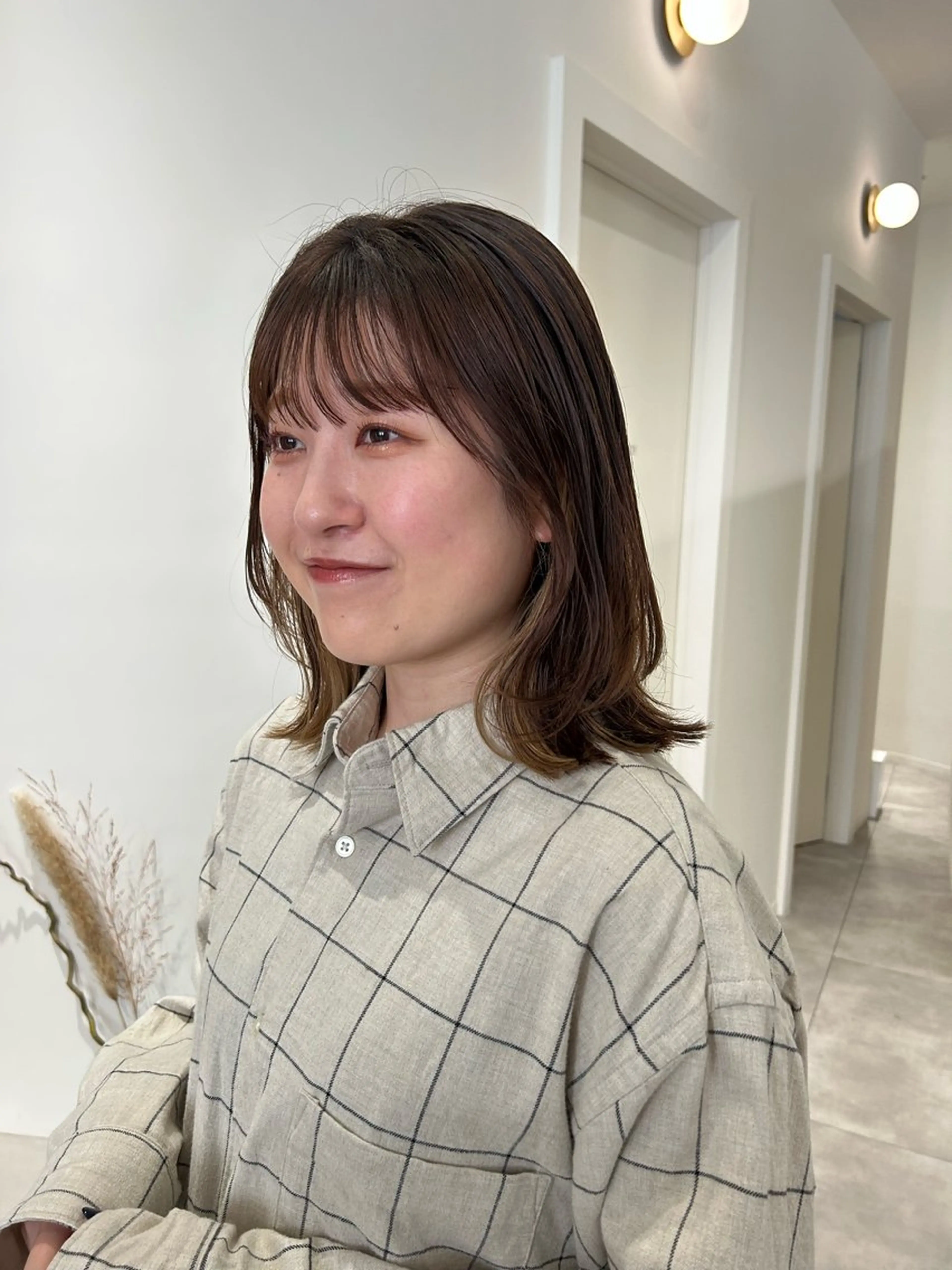 ミディアム ヘアカラー オリーブベージュ/ ブリーチなし透明感のヘアスタイル