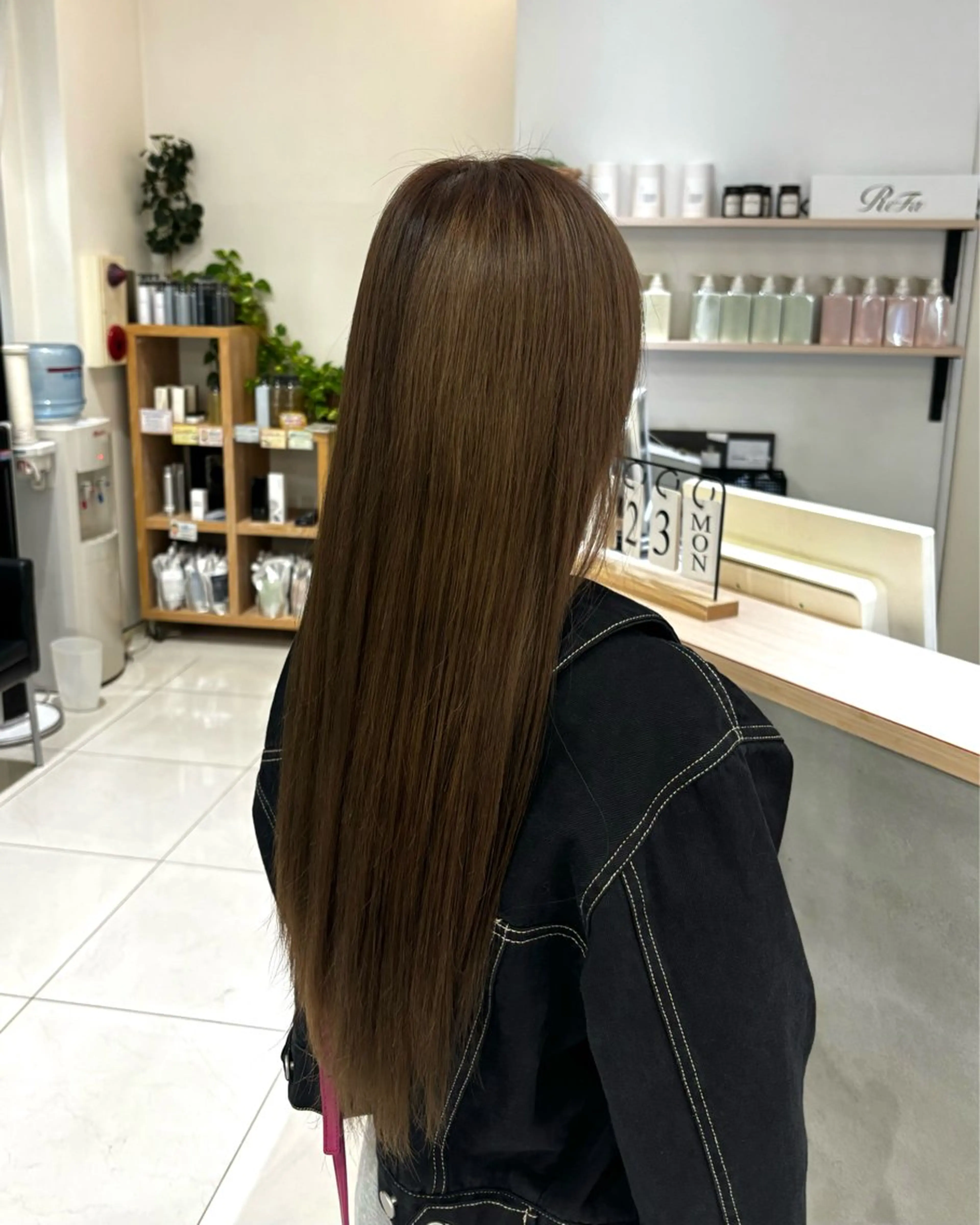 ロング カラー ベージュカラー ミルクティーベージュ ヘアカラー 辻村 彩華のヘアスタイル