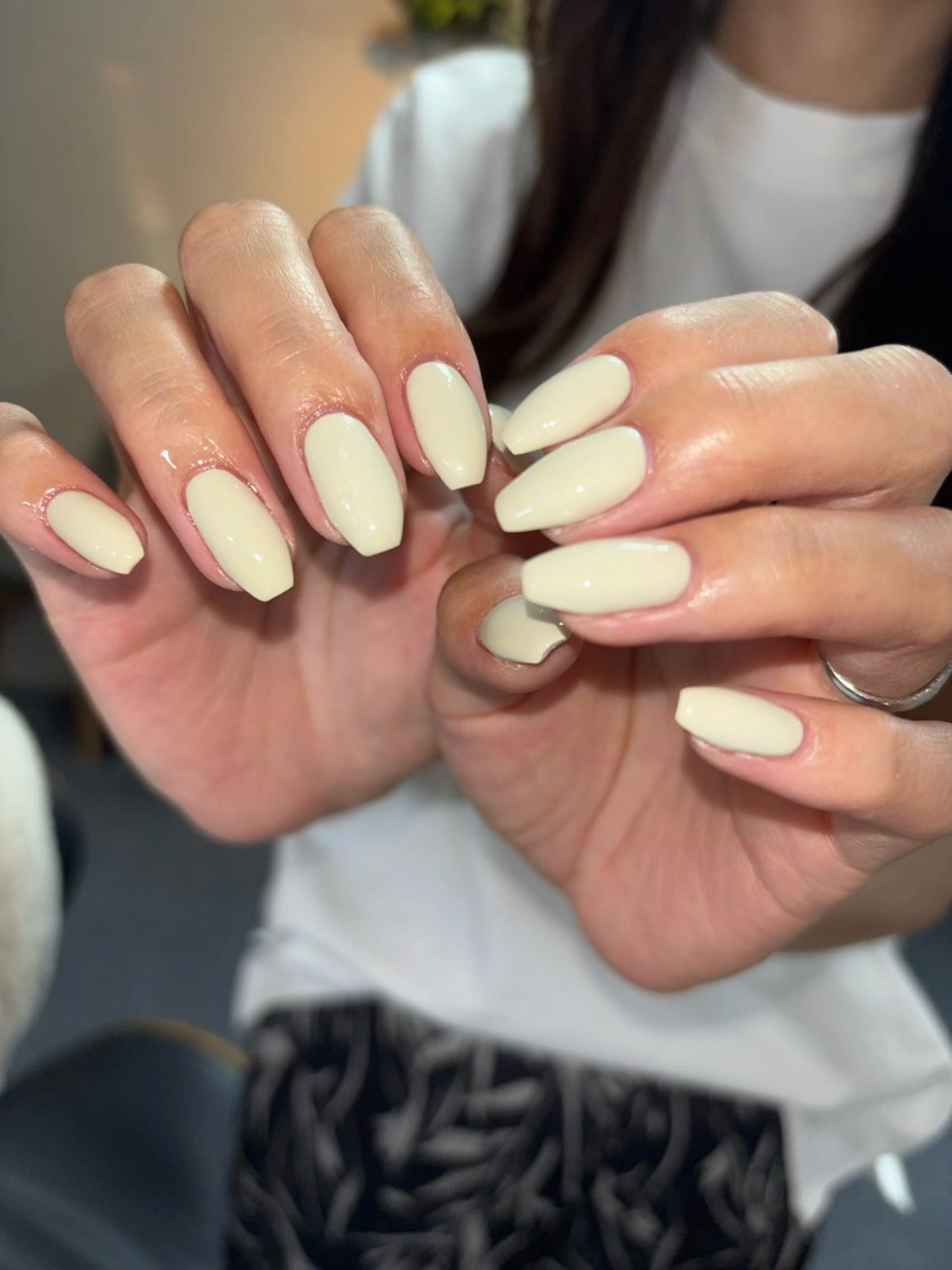 ネイル オフィスネイル ワンカラーネイル シンプルネイル ホワイト 黄色 ハンドネイル ハンドケア 🎀NAIL🎀 AI🪄︎︎◝✩のネイルデザイン
