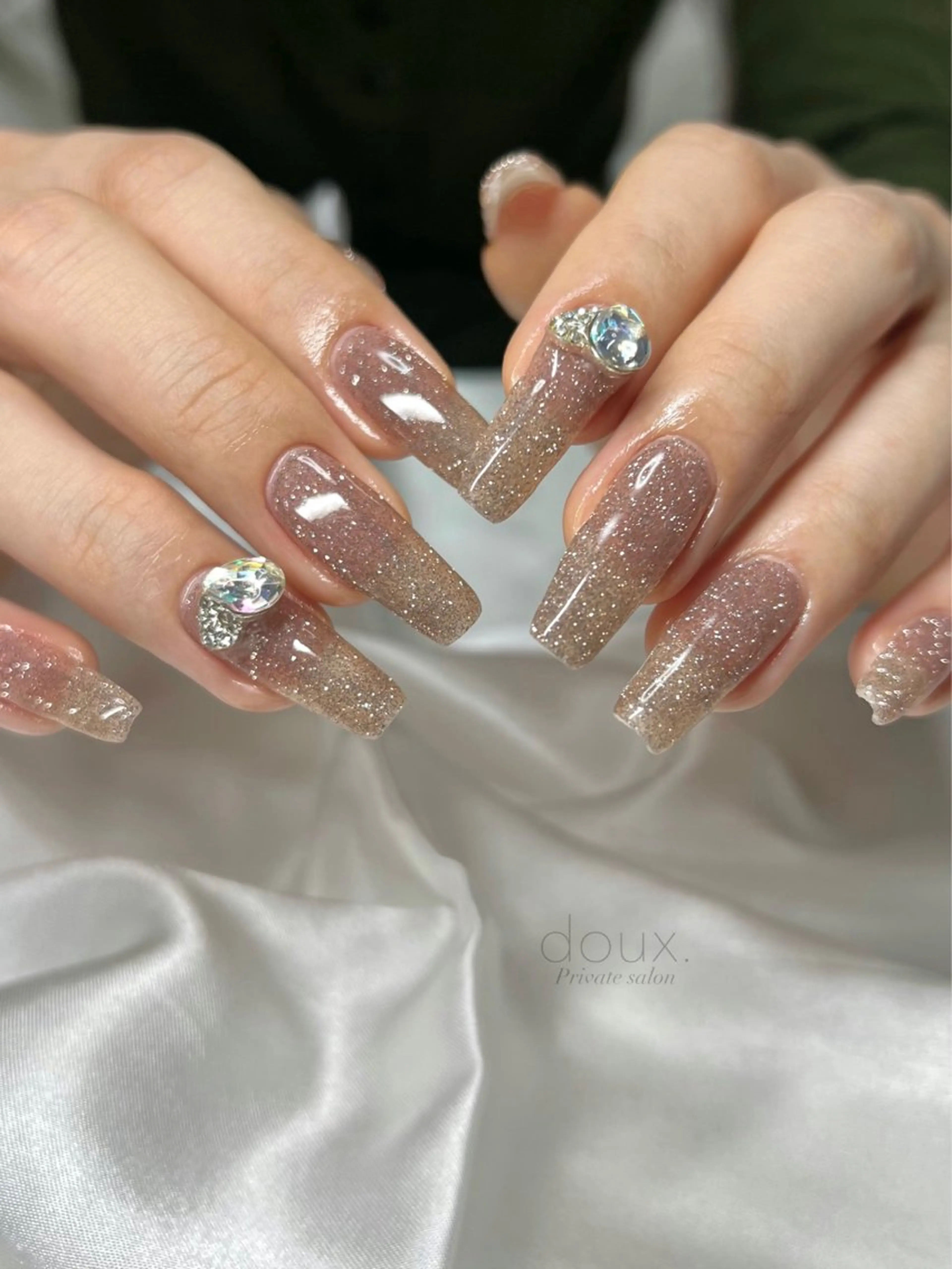 ネイル ブラウン フラッシュネイル キラキラネイル 韓国ネイル ラメ(グリッター) ハンドネイル doux. nailのネイルデザイン
