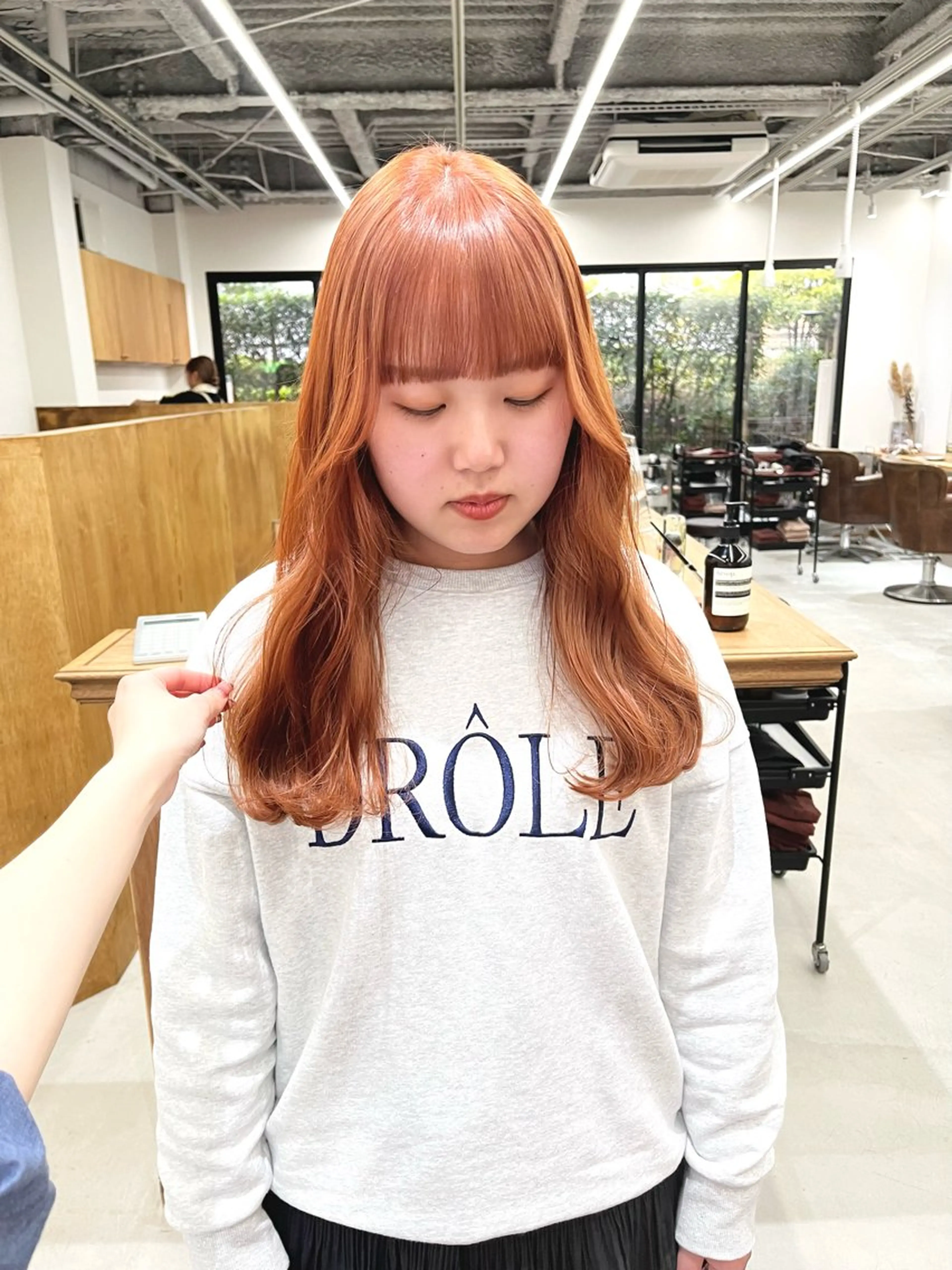 ロング カラー ヘアアレンジ ブリーチ オレンジ ワイドバング ena/ブリーチなし 暖色・ベージュ🎀のヘアスタイル
