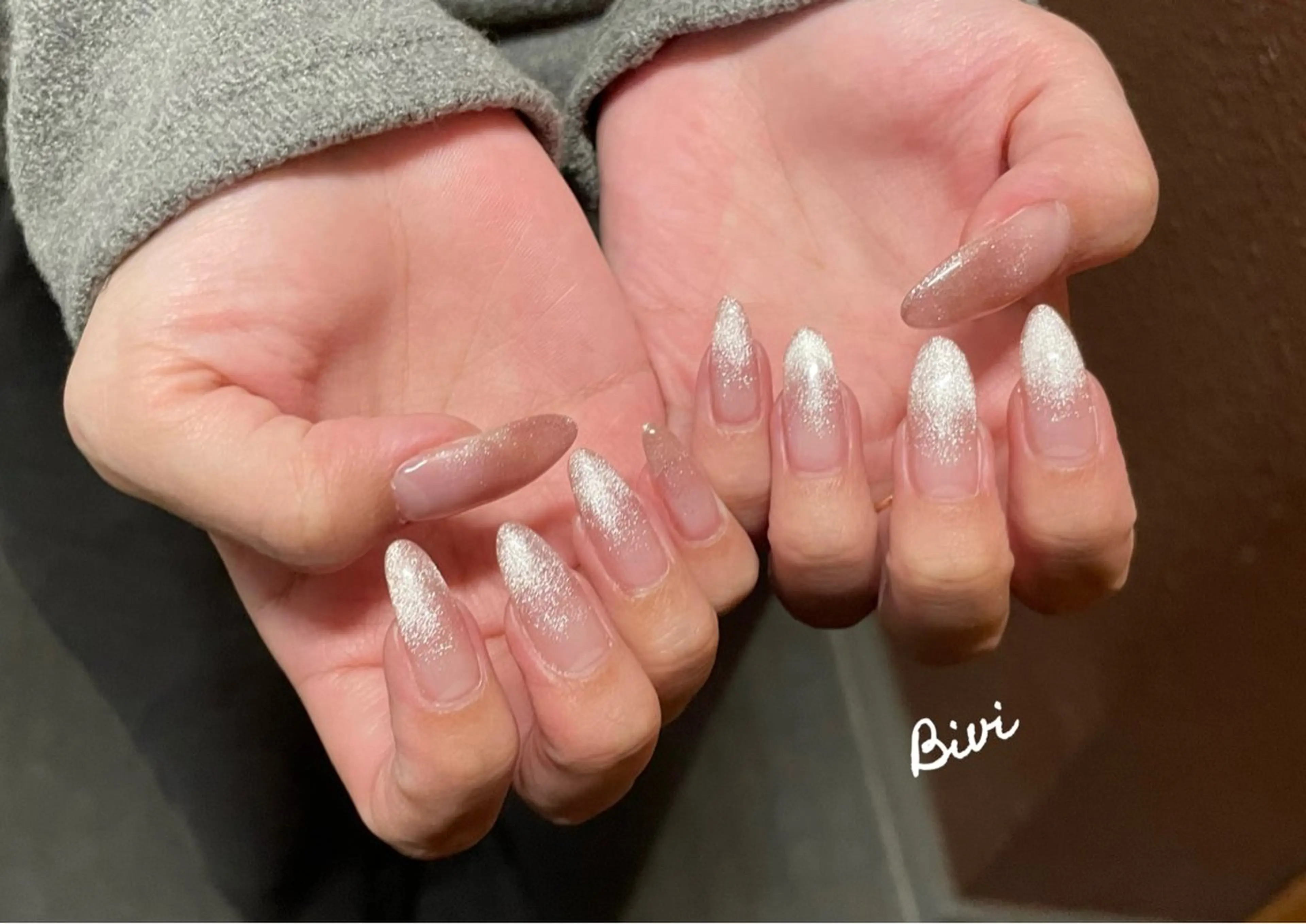 ネイル アートネイル フラッシュネイル グラデーション ラメ(グリッター) シルバー ハンドネイル ハンドケア ♡Bivi♡自爪に 優しいネイルサロンのネイルデザイン