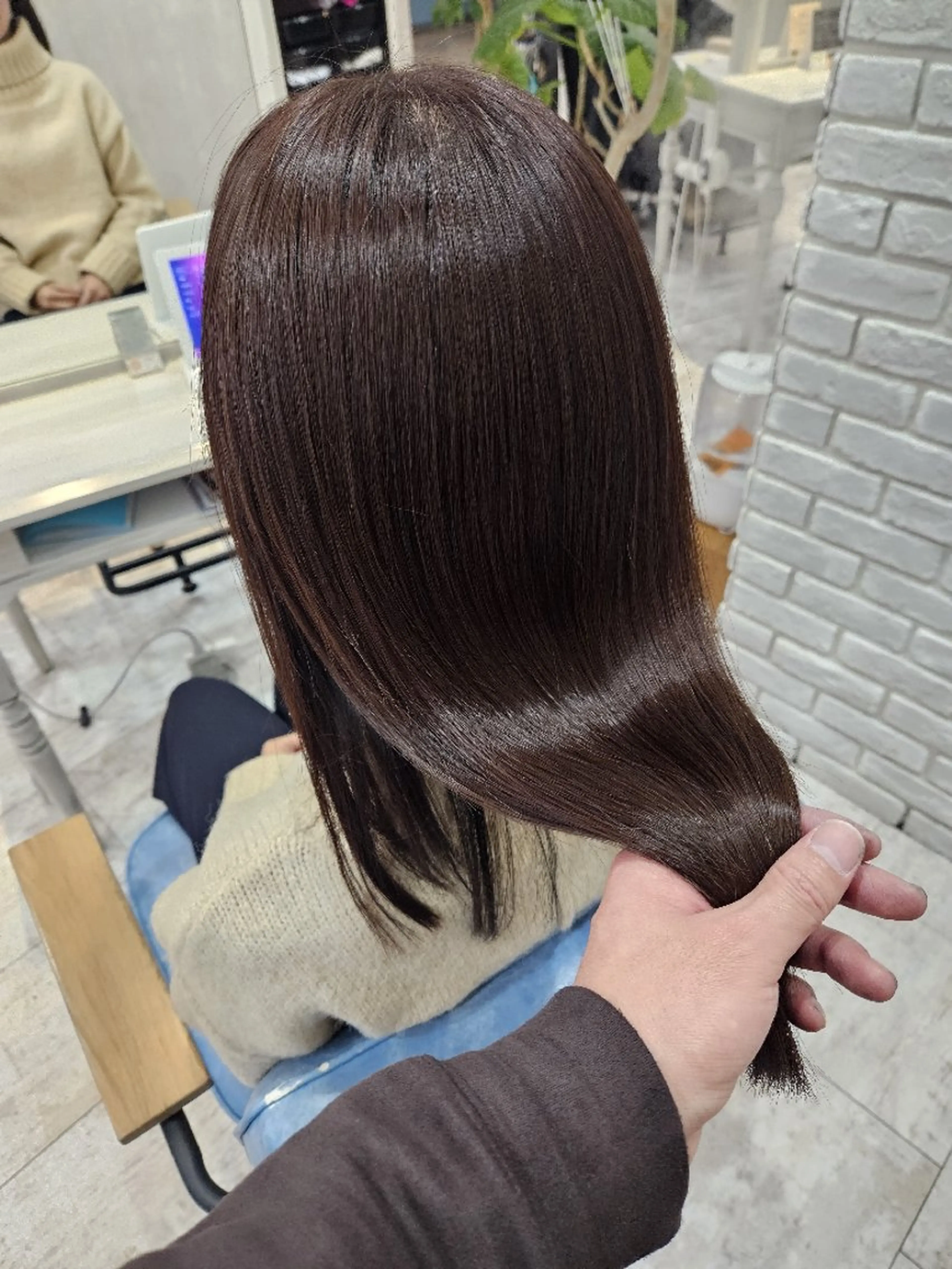 セミロング カラー 顔周りカット 髪質改善 レイヤーカット トリートメント カット ヘアカラー トリートメント 顔周りレイヤーカット 髪質改善代表西村功平のヘアスタイル