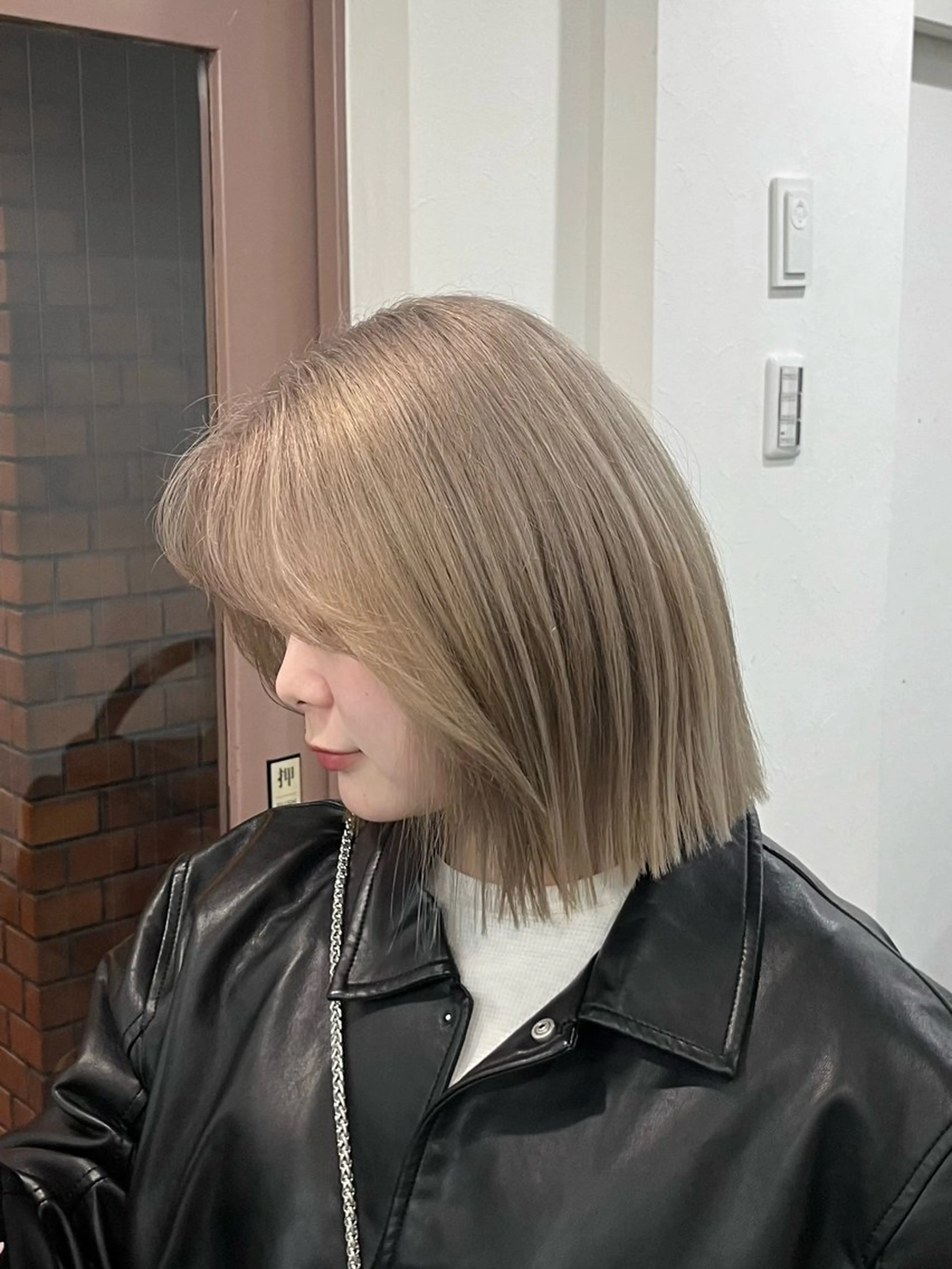 ショート カラー ブリーチ ブロンド ハイトーンカラー ボブ ヘアカラー ヘアセット ♡なんば🫧透明感 🫧naako♡のヘアスタイル