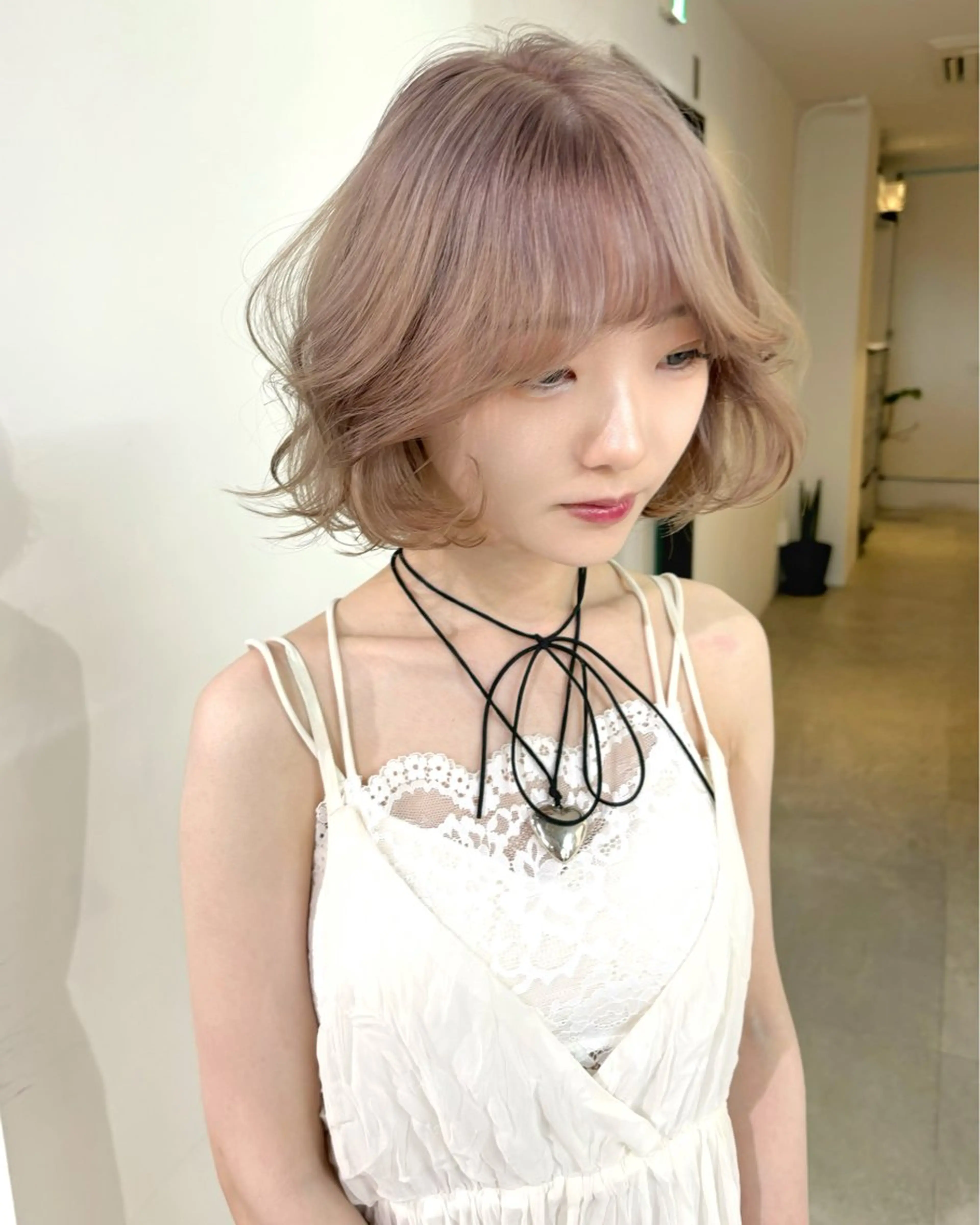 ショート カラー ベージュカラー ブリーチ ブロンド ハイトーンカラー ミルキーベージュ ヘアカラー mizuki/ピンク ベージュ.レイヤーのヘアスタイル