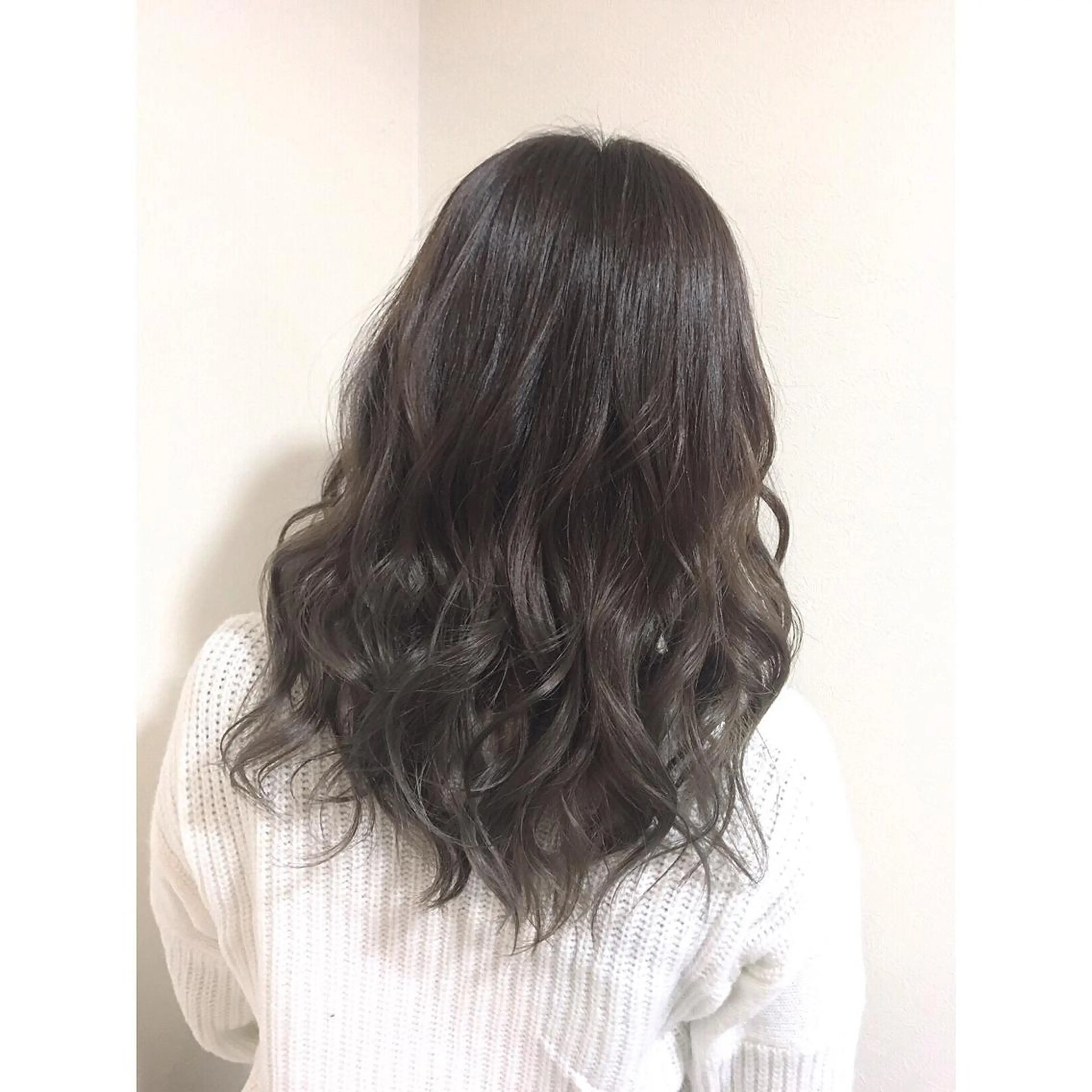 セミロング ヤマグチ ヒカルのヘアスタイル