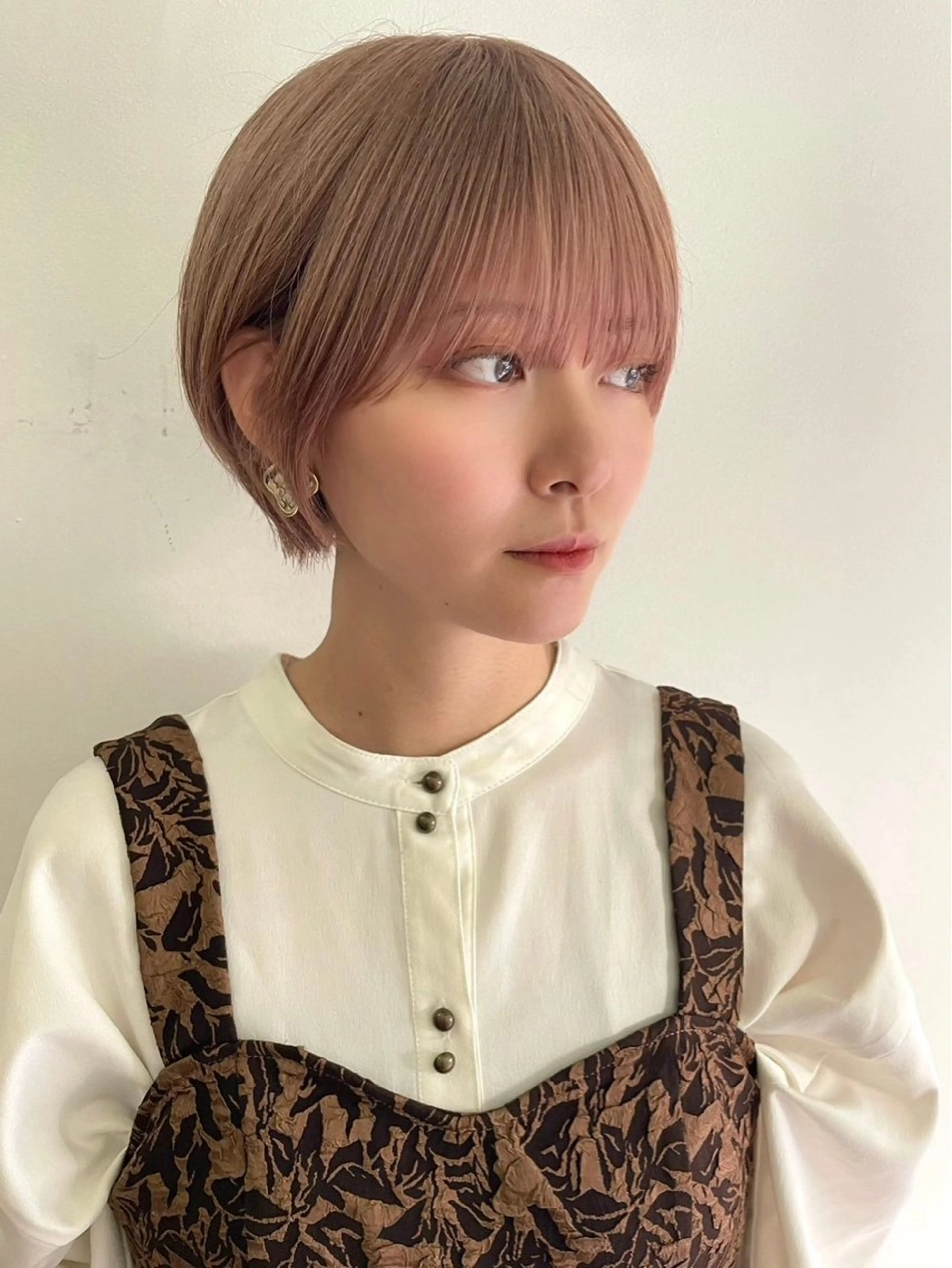 ショート ⭐ハイトーンブリーチ ミルクティーピンクのヘアスタイル
