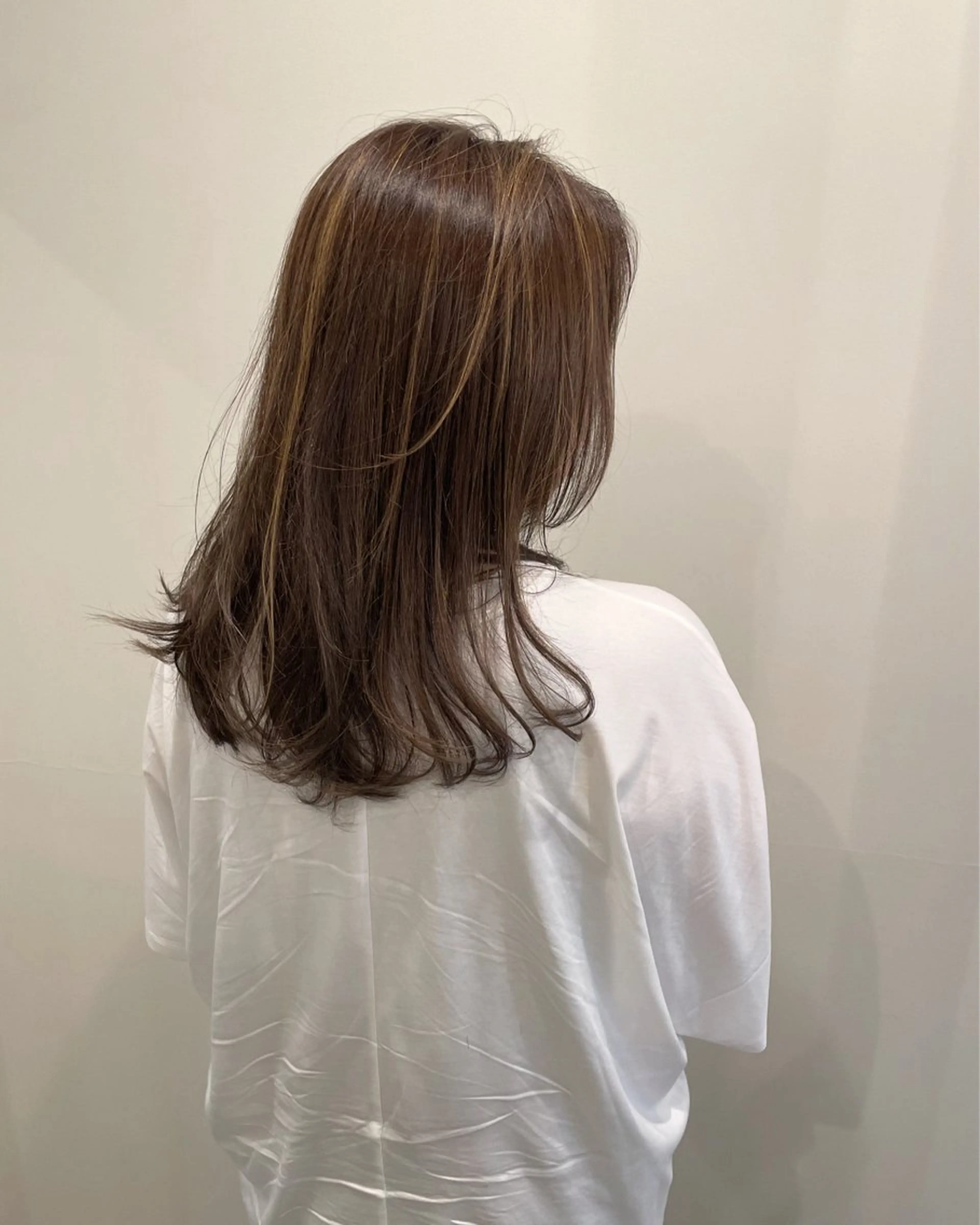 ミディアム カラー ハイライトカラー ハイライト カット ヘアカラー 透け感カラー🫧 加納トモヒロのヘアスタイル
