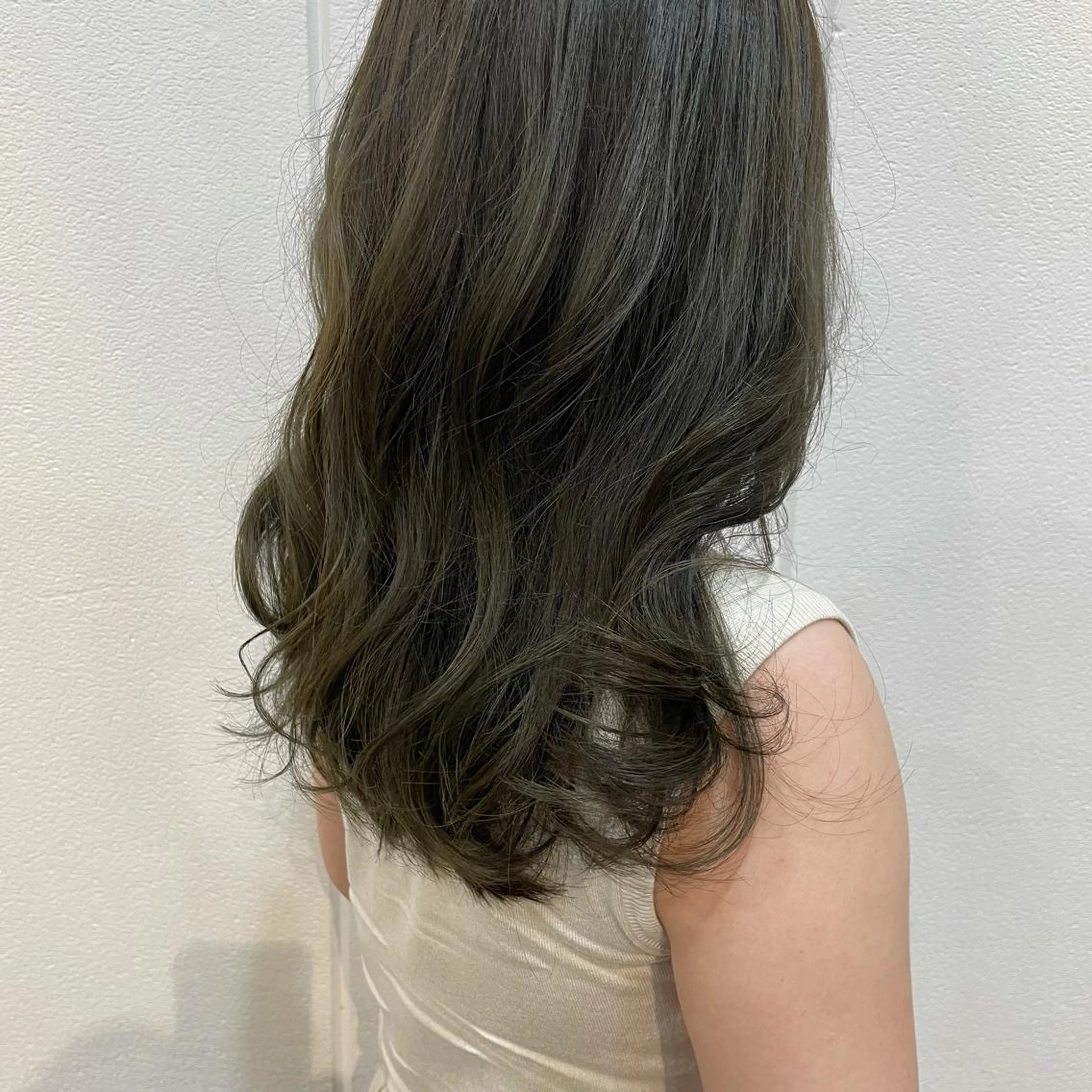 ロング カラー グレージュ オリーブグレージュ オリーブグレー Lolonois梅田 /Okazaki:)のヘアスタイル