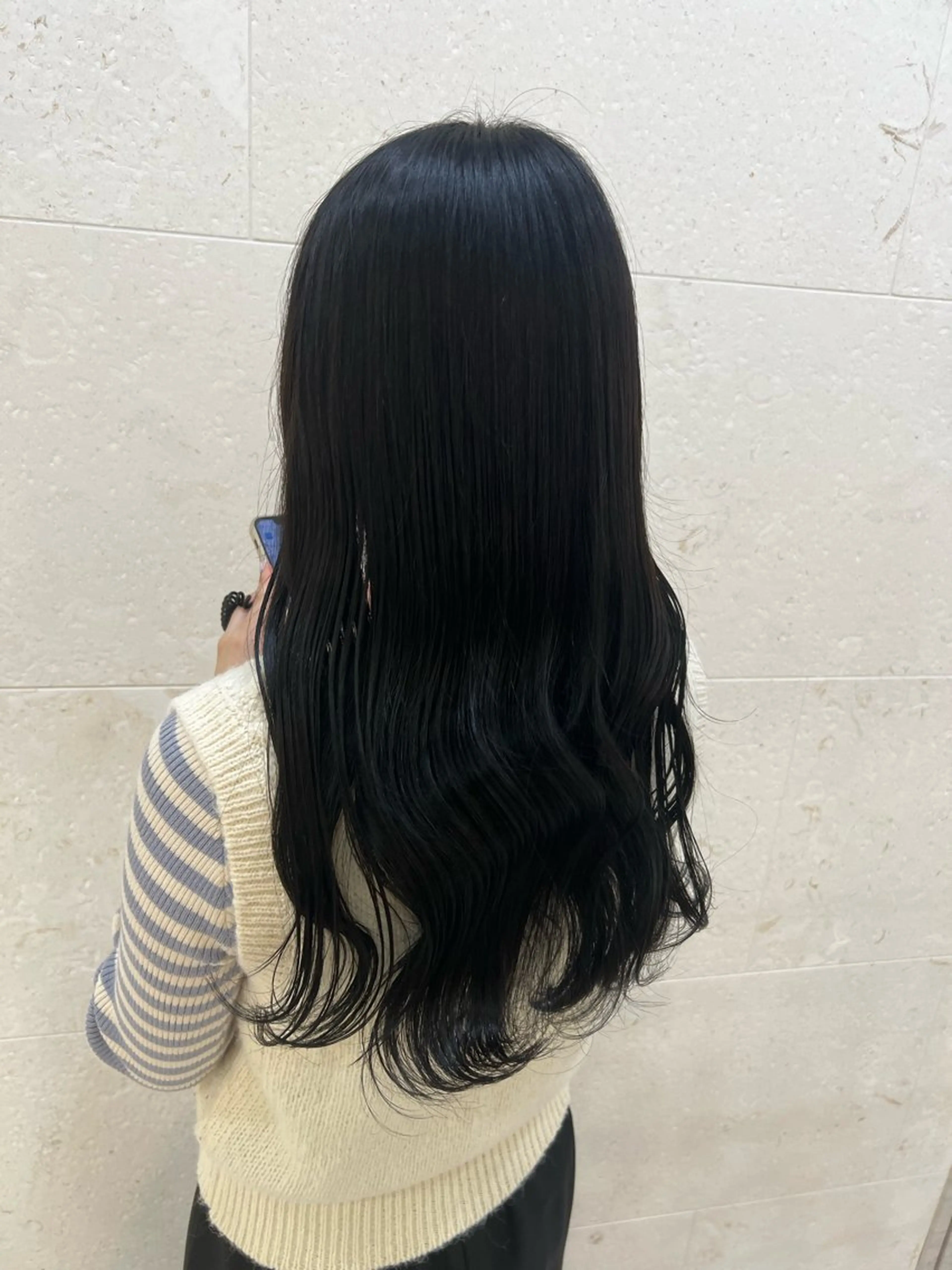 ロング カラー 黒髪 ブルーカラー ブルーブラック ヘアカラー トリートメント 鈴木 愛華のヘアスタイル