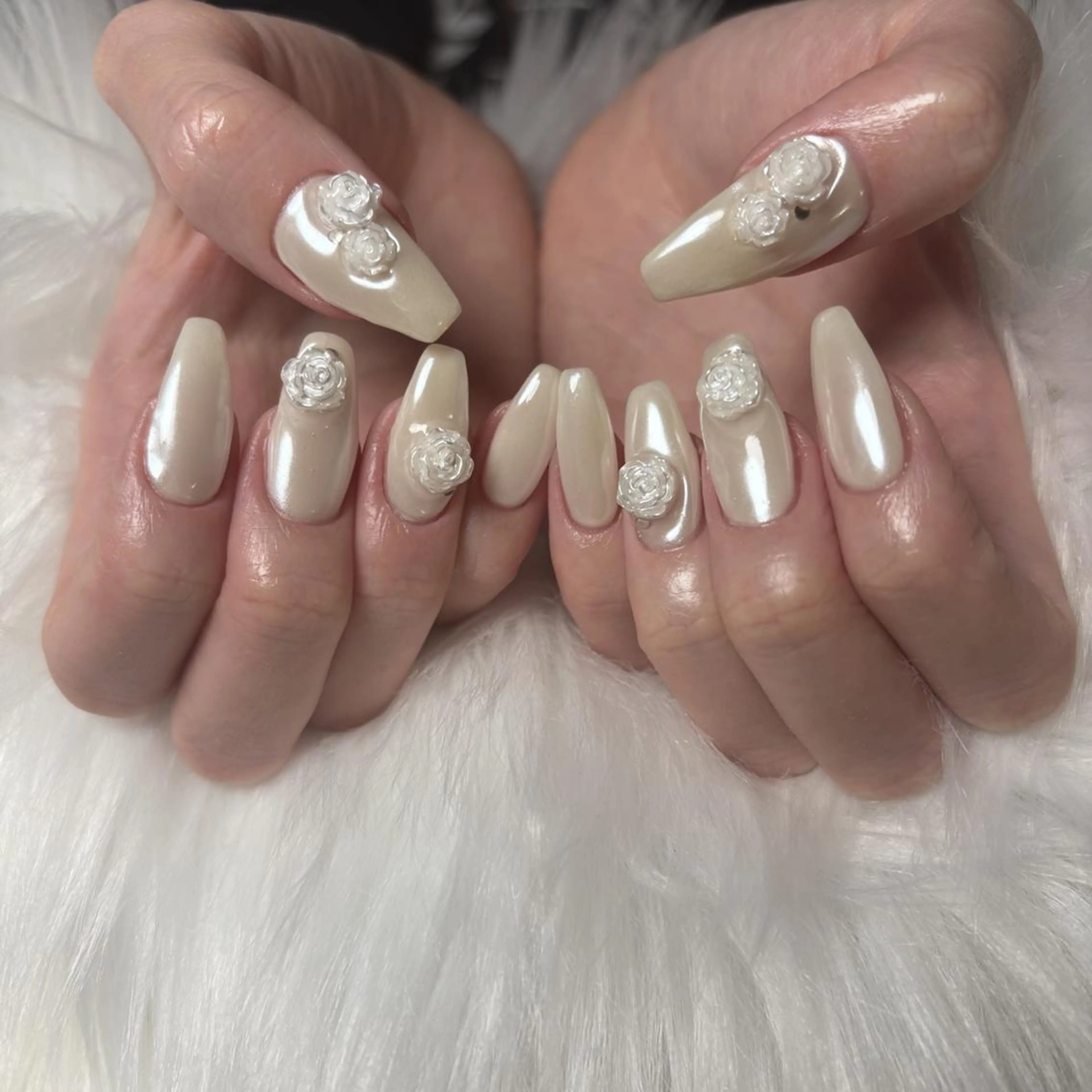 ネイル ミラーネイル ホワイト ハンドネイル nail salon Libertyのネイルデザイン