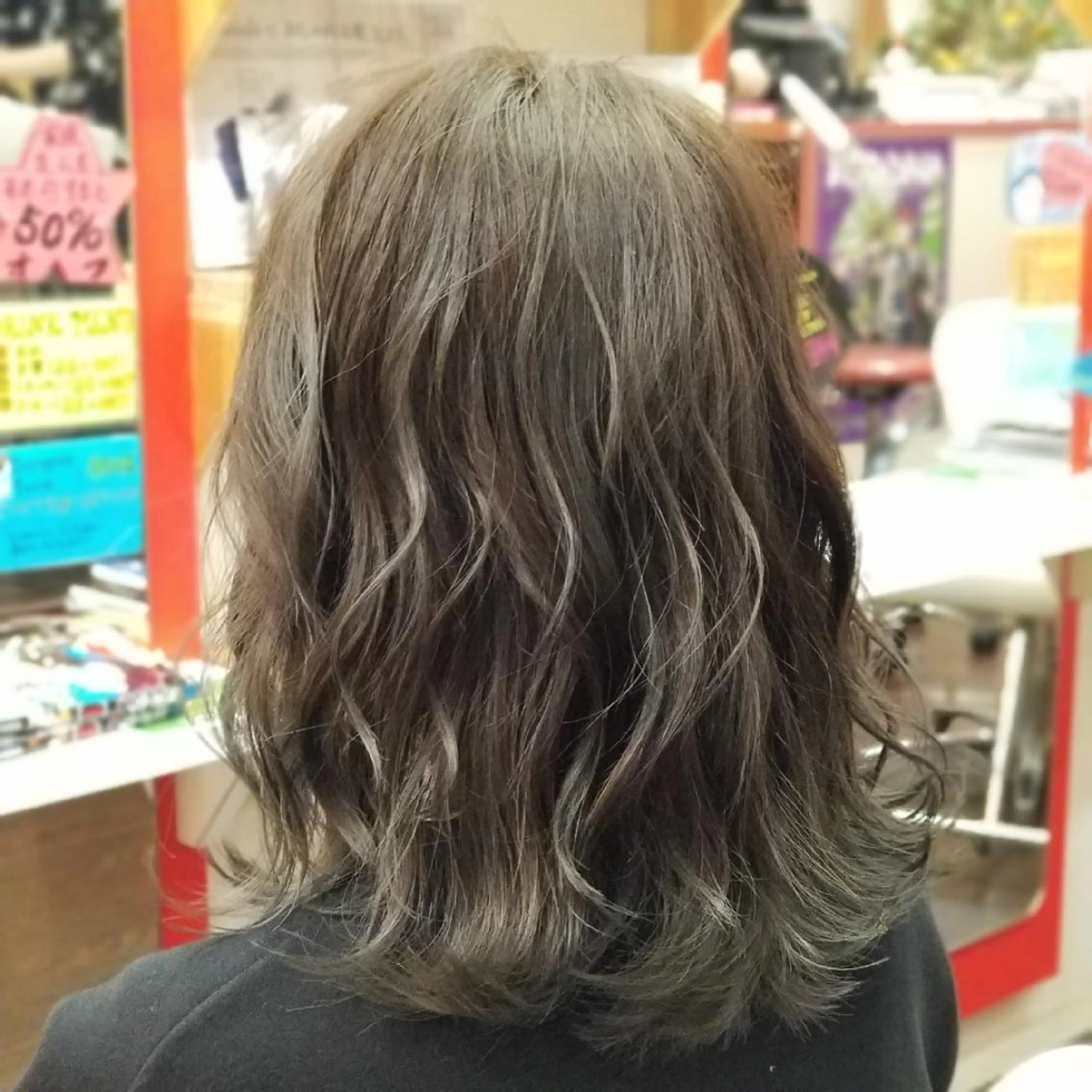 ミディアム カラー ブリーチ グレージュ オリーブグレージュ オリーブグレー カット ヘアカラー 植田 修平/エクステ /髪質改善カラーのヘアスタイル