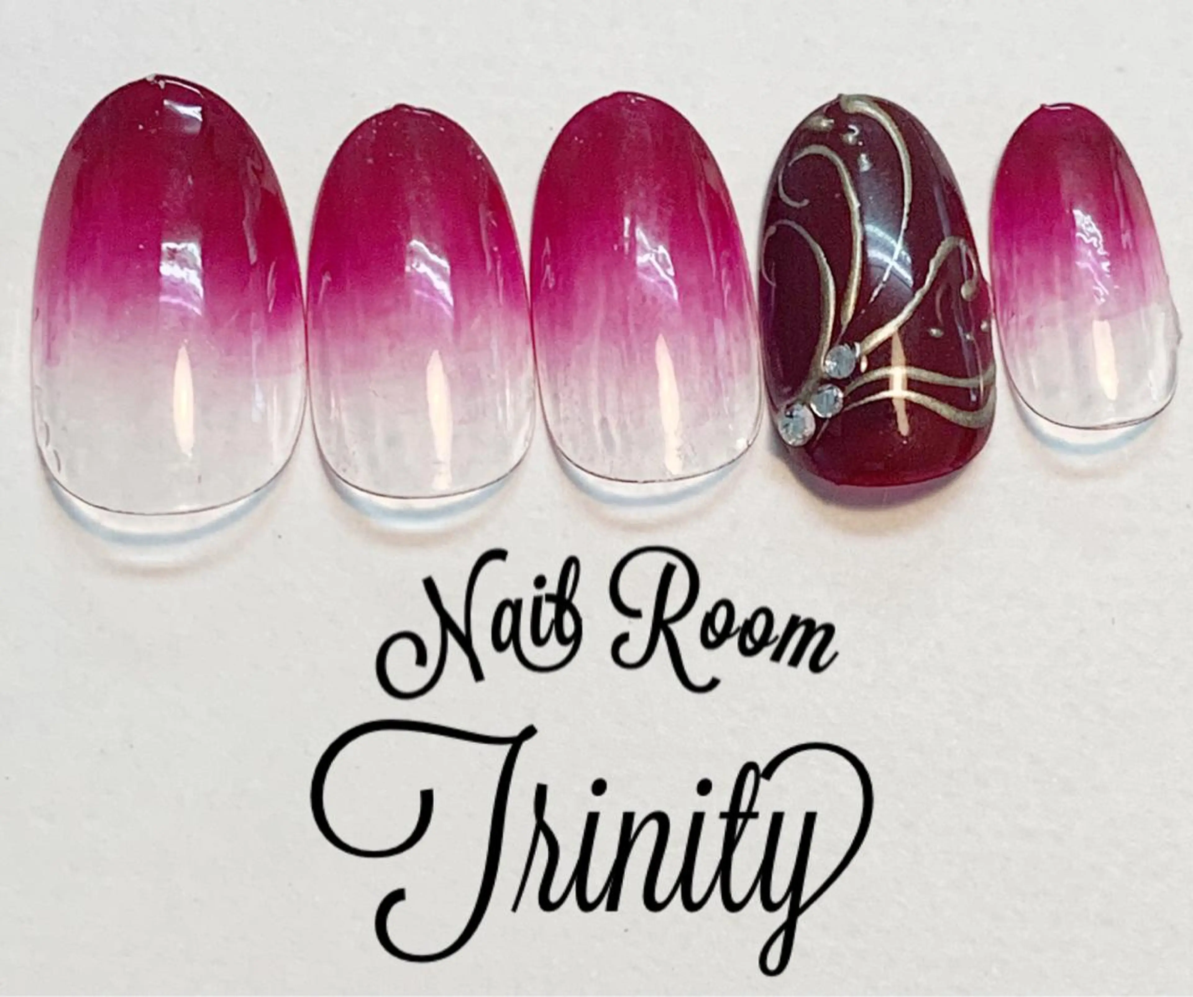 ネイル ハンドネイル Trinity ネイリストスタッフのネイルデザイン