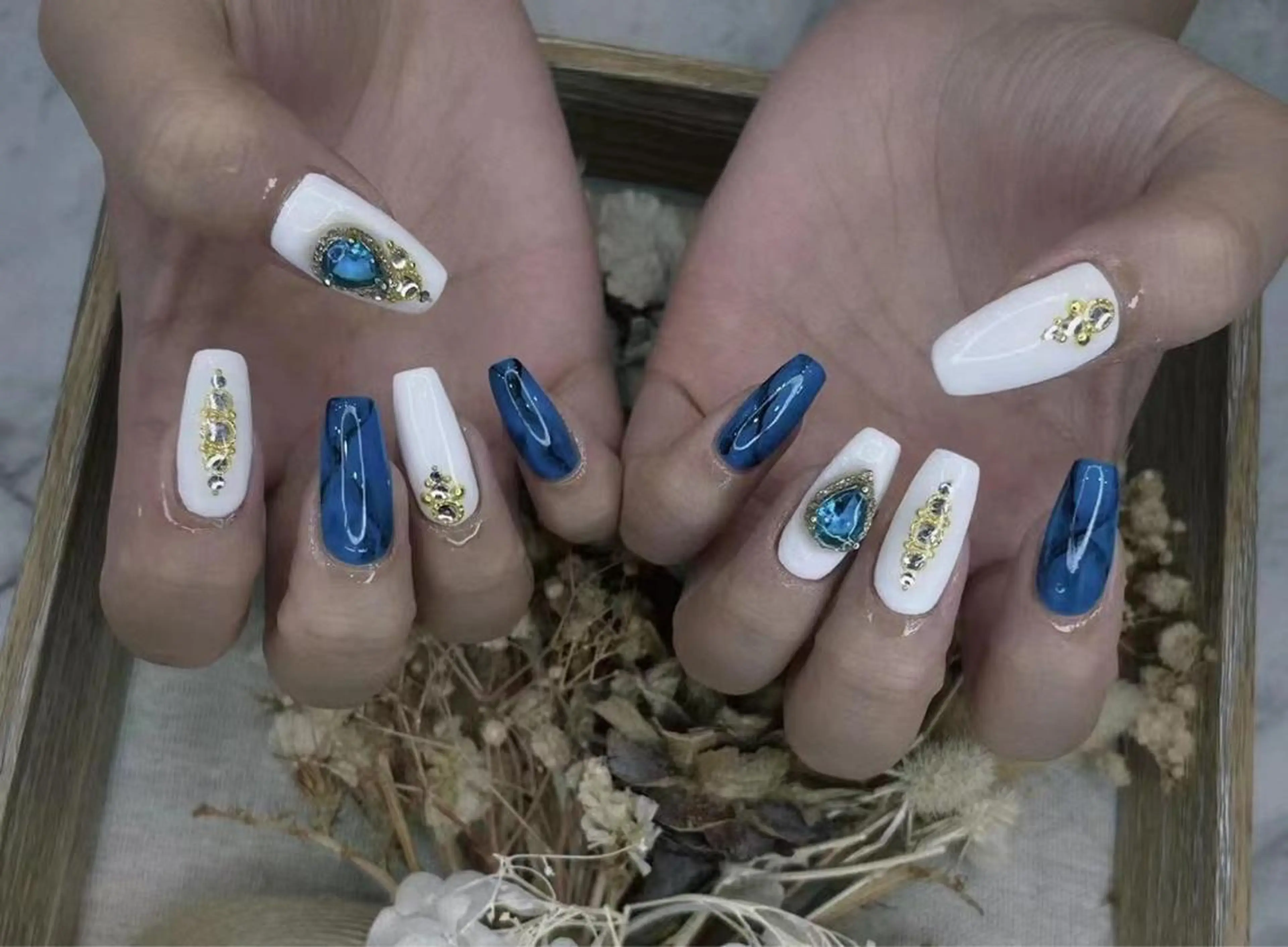 ネイル ブルー ホワイト Babarla Nailのネイルデザイン