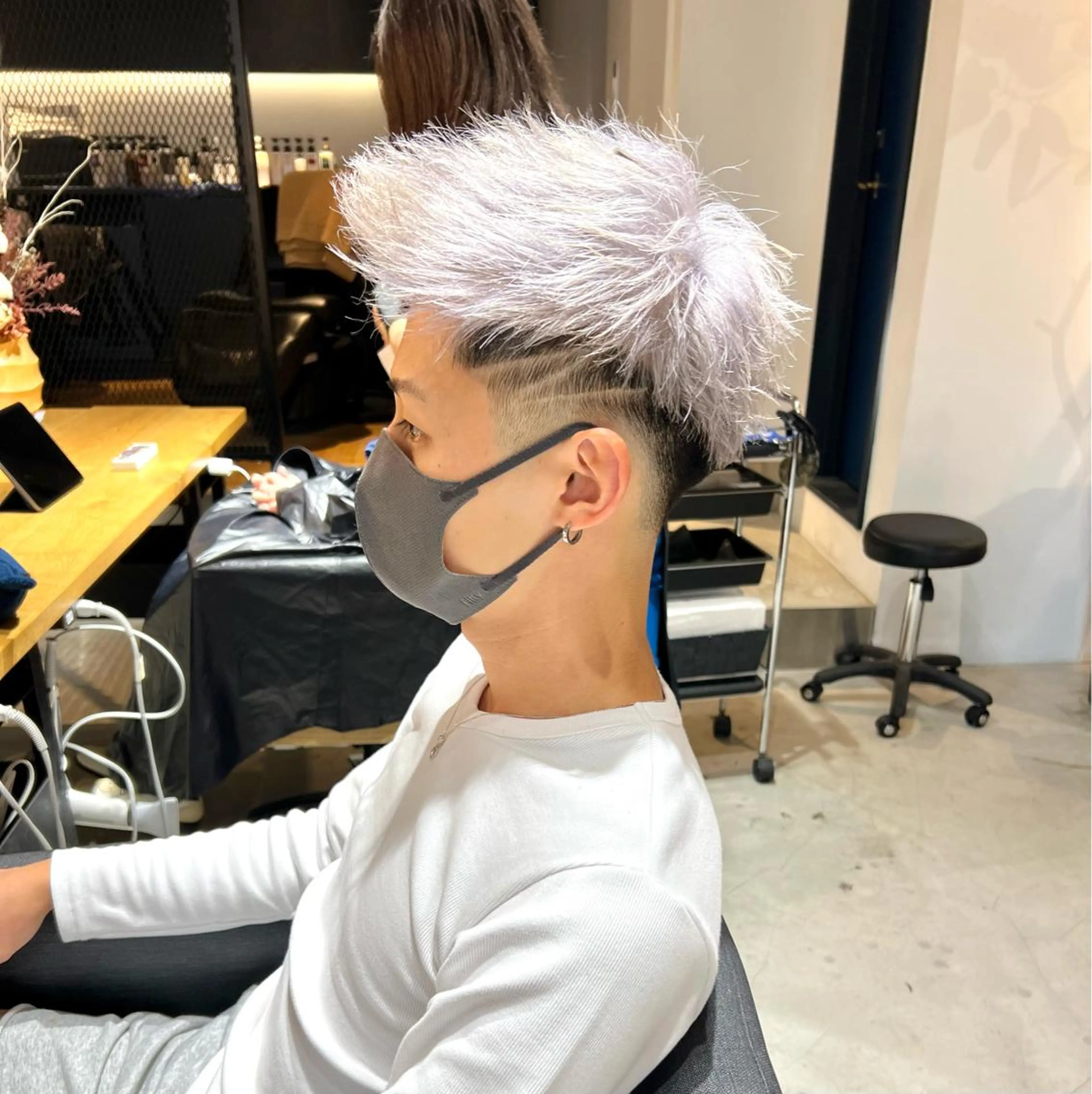カラー メンズ フェードカット モヒカン スキンフェード シルバー ホワイトシルバー カット ヘアカラー トリートメント メンズ専門　井藤 雅也のヘアスタイル