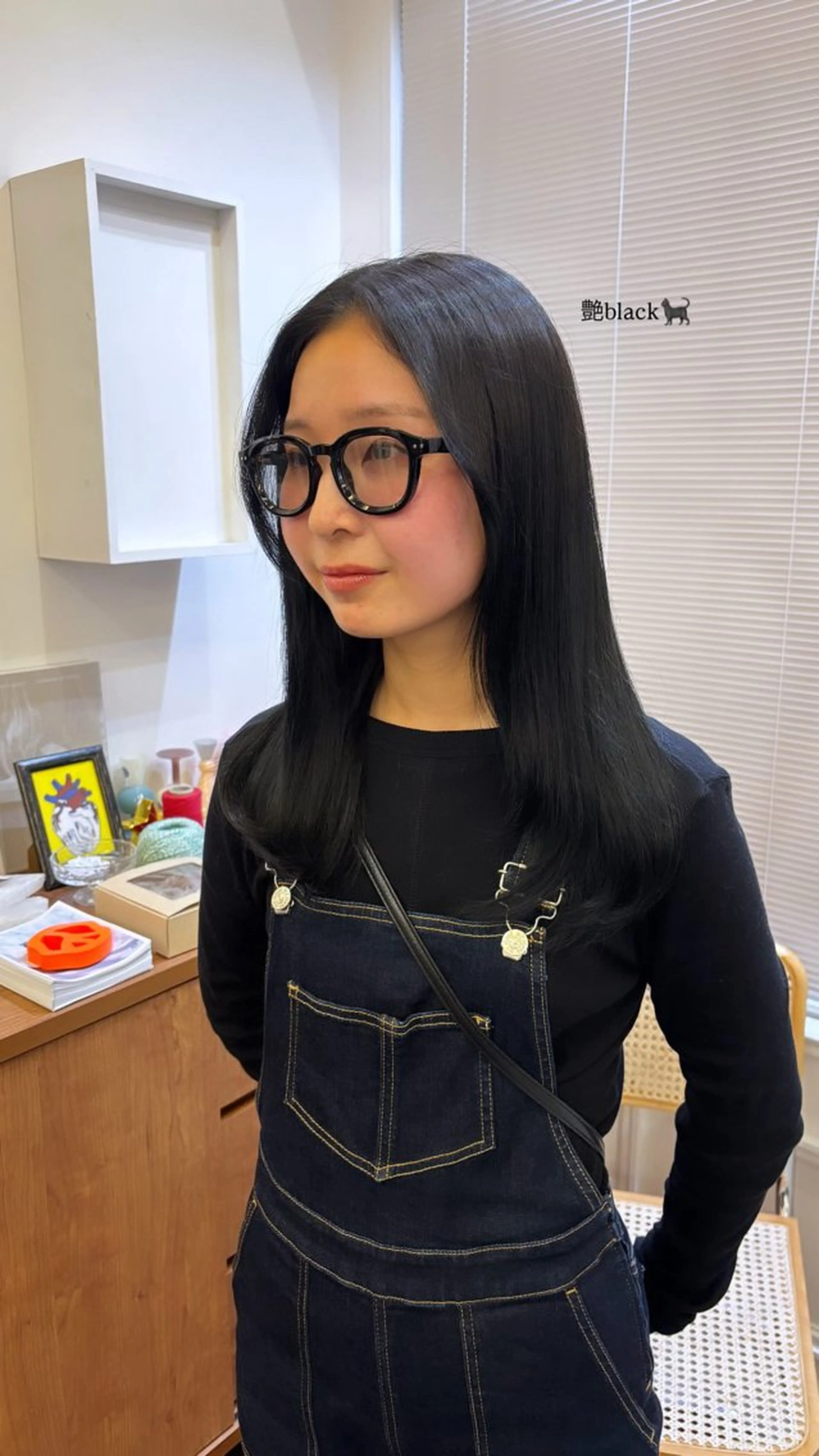 セミロング カミヤマ シオリのヘアスタイル