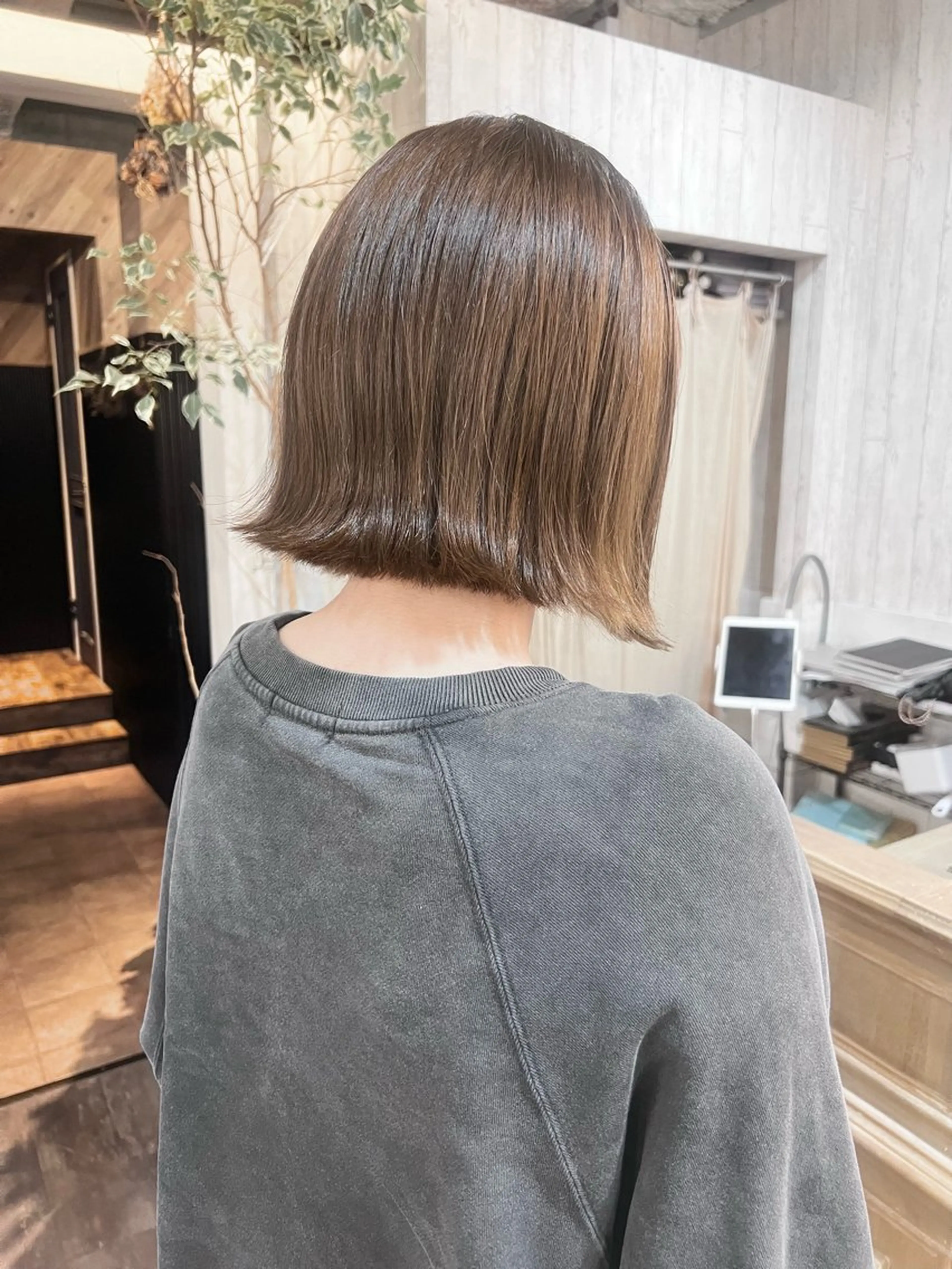 ミディアム カラー 切りっぱなしボブ アディクシーカラー アッシュ ベージュカラー ブリーチ ヘアカラー ダブルカラー　/ インナーカラーMiiのヘアスタイル