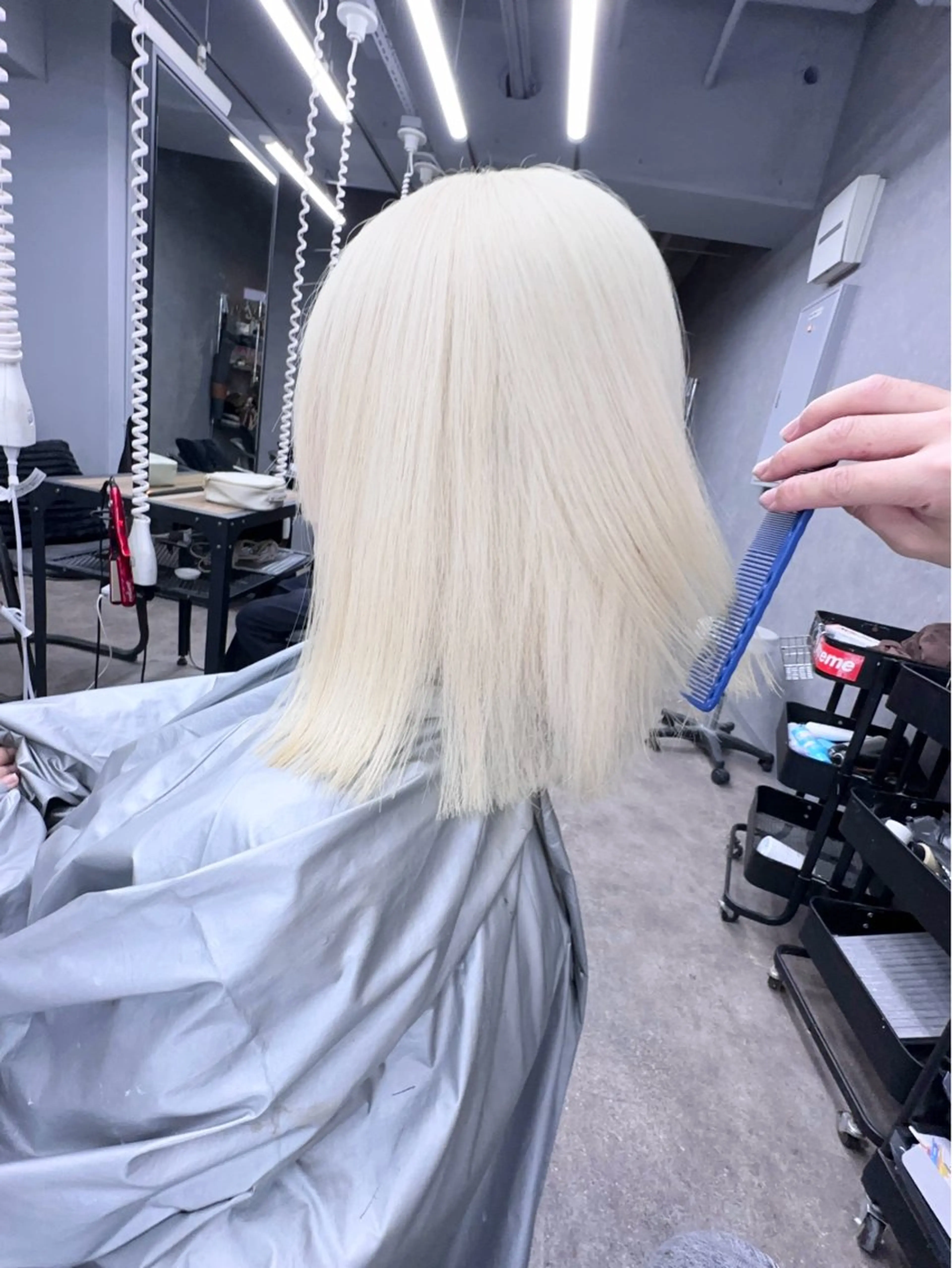 セミロング ヘアカラー 前髪カット🩶レイヤ ー🩶ハイトーン🩶のヘアスタイル