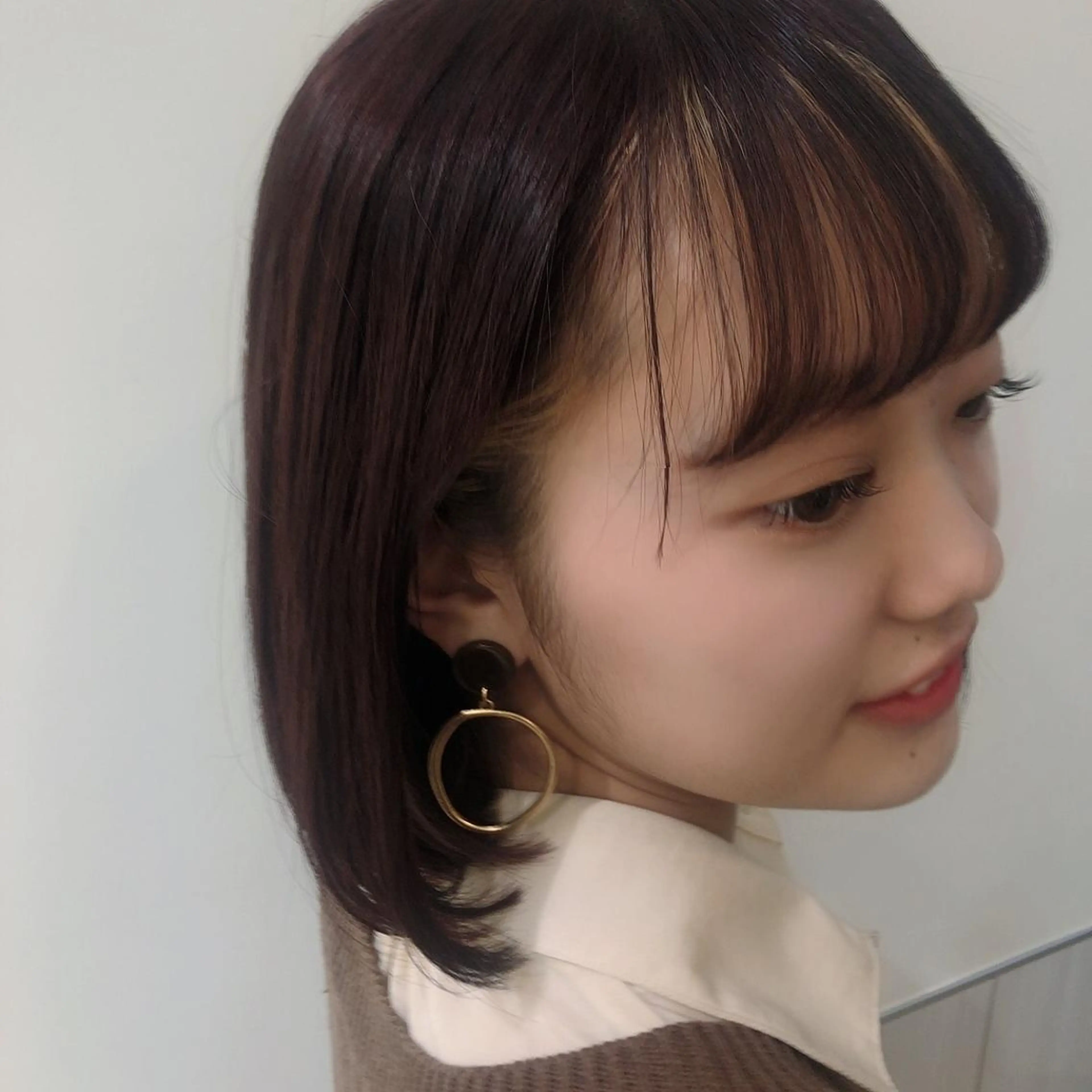ミディアム カラー ベージュカラー インナーカラー レッドカラー 岩﨑 美桜のヘアスタイル