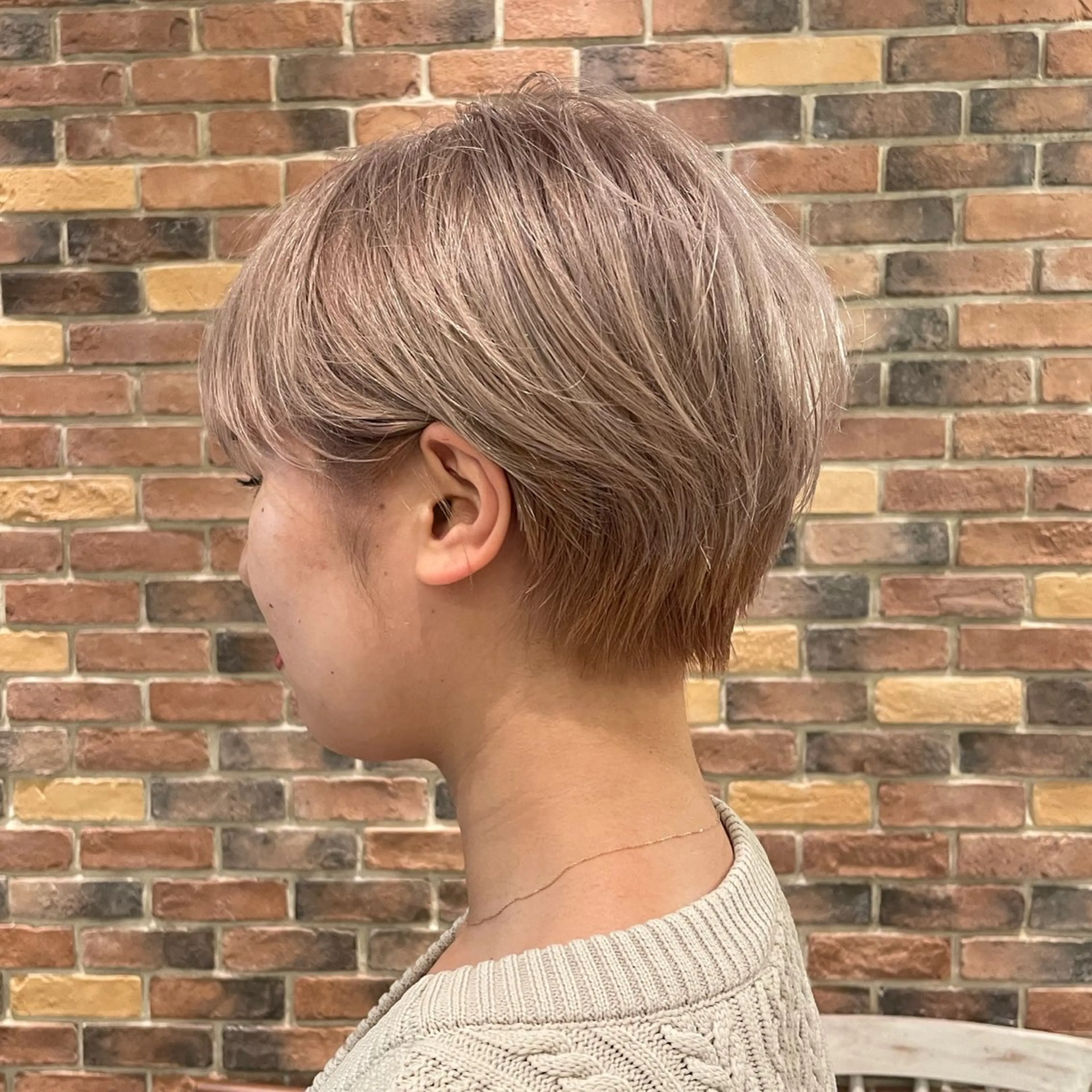 ショート カラー ハンサムショート ベージュカラー ブロンド グレージュ ハイトーンカラー アイジマヒロ vagueのヘアスタイル